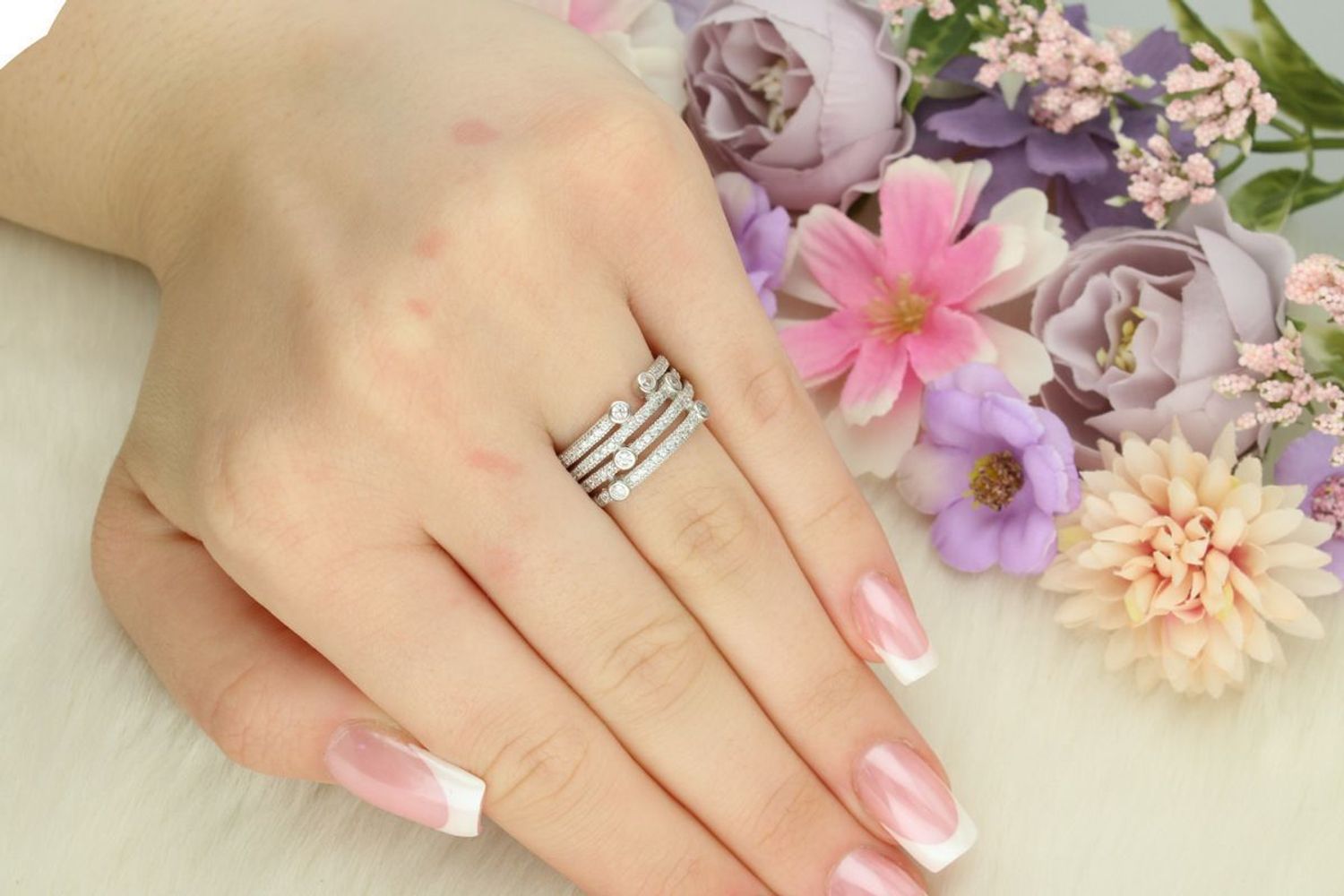 Elegancki pierścionek damski DIA-PRS-13379-925 ze srebra 925, zdobiony cyrkoniami. Górna część 1 cm, dolna szyna 5 mm, waga 4,00 g. Efektowny i ponadczasowy – idealny na prezent.1.jpg