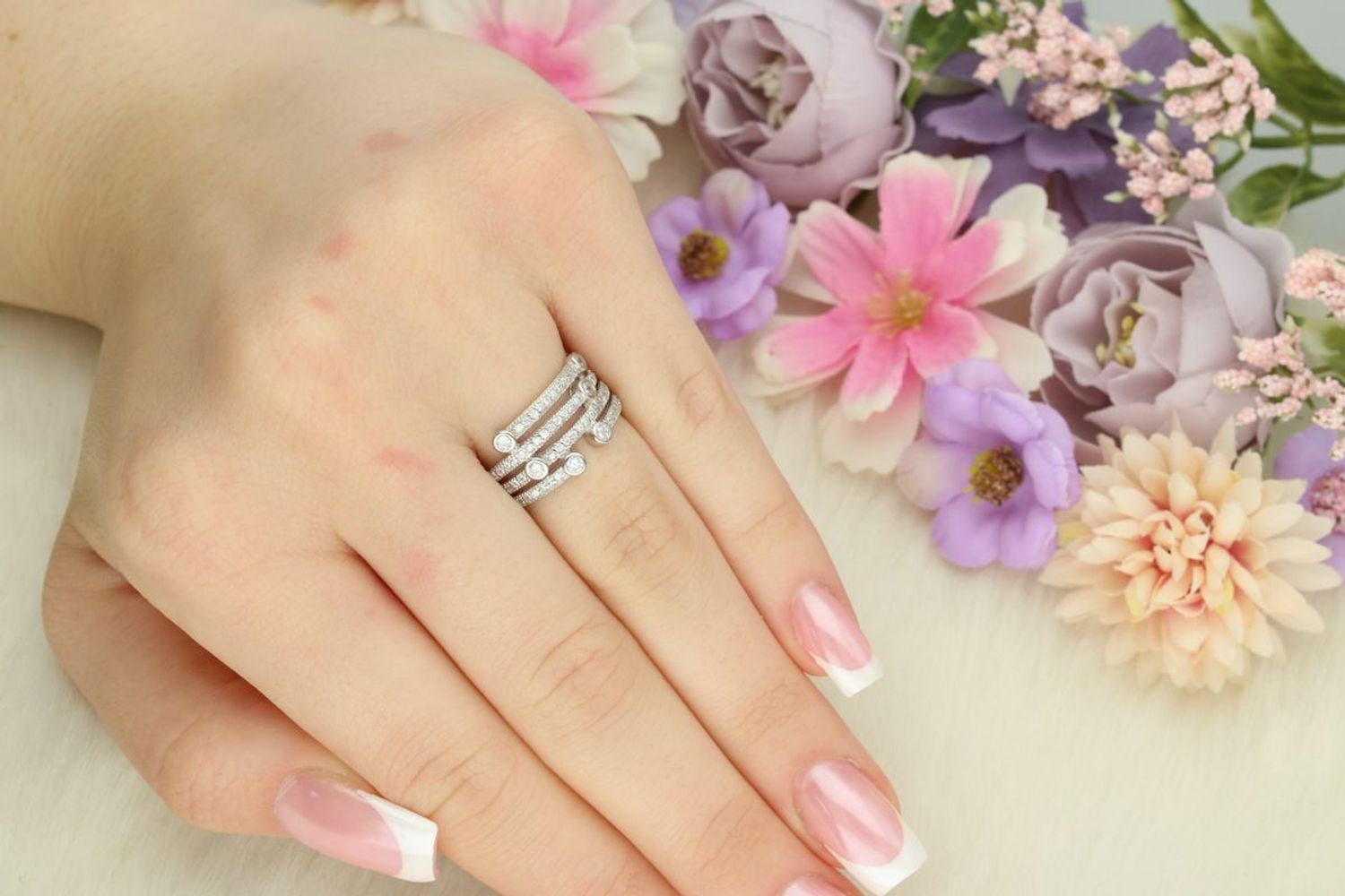 Elegancki pierścionek damski DIA-PRS-13379-925 ze srebra 925, zdobiony cyrkoniami. Górna część 1 cm, dolna szyna 5 mm, waga 4,00 g. Efektowny i ponadczasowy – idealny na prezent.1.jpg