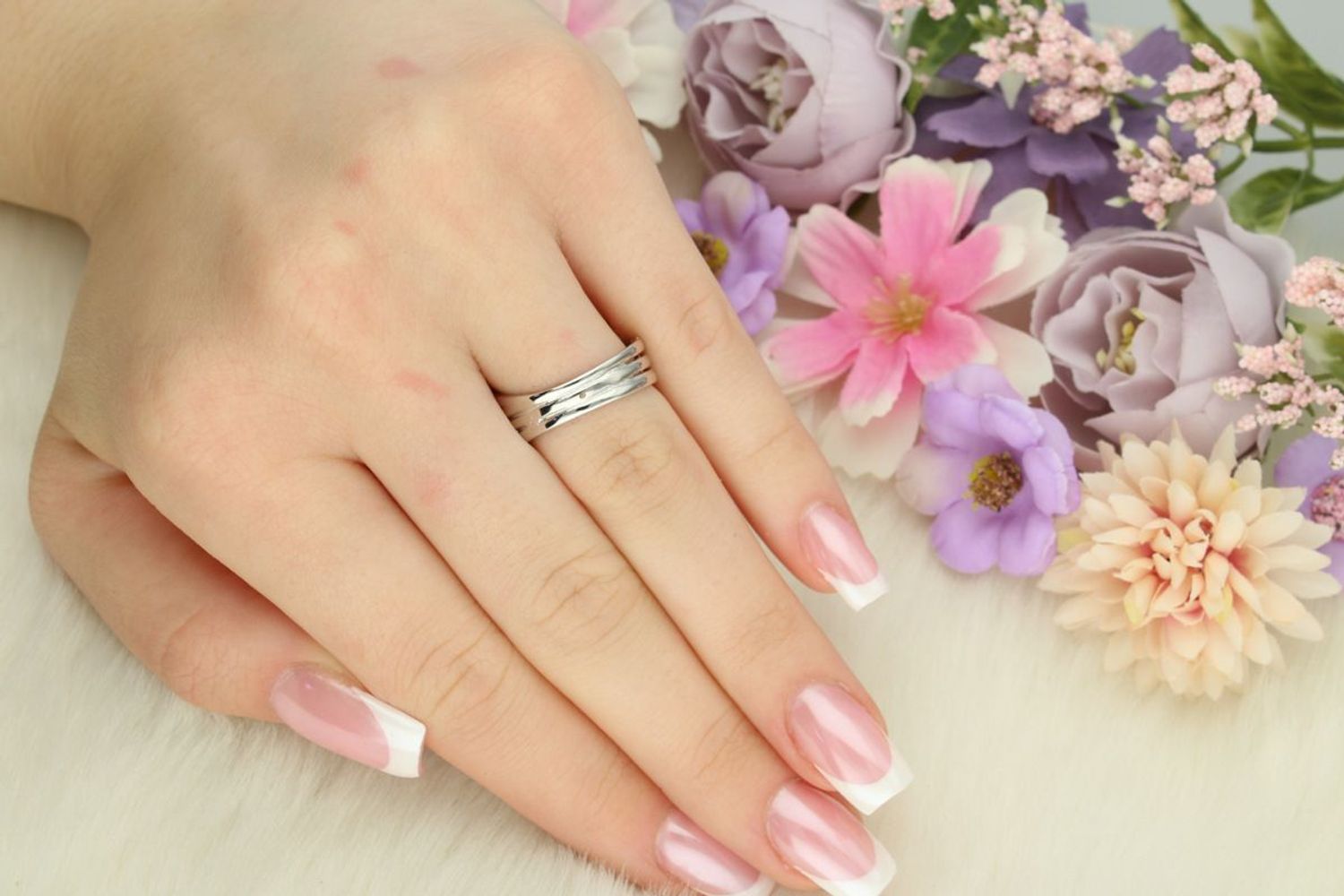 Elegancki pierścionek damski DIA-PRS-13379-925 ze srebra 925, zdobiony cyrkoniami. Górna część 1 cm, dolna szyna 5 mm, waga 4,00 g. Efektowny i ponadczasowy – idealny na prezent.1.jpg