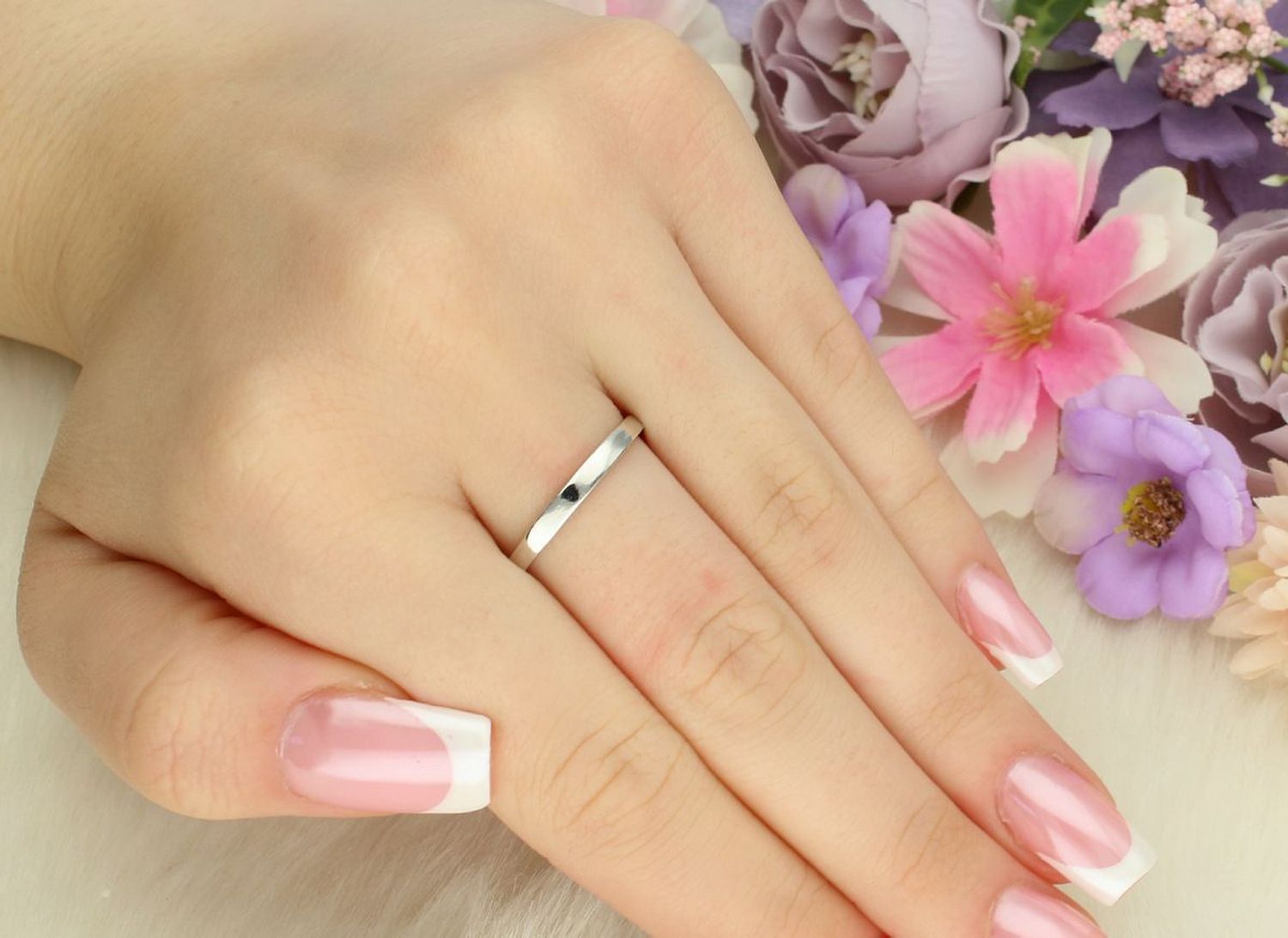 Pierścionek damski srebrny 925 DIA-PRS-13380-925 z błękitną cyrkonią w kwadratowej oprawie i białymi kamieniami. Ozdoba 8 × 8 mm, szyna 3 mm, waga 2,30 g. Elegancki i nowoczesny.1.jpg