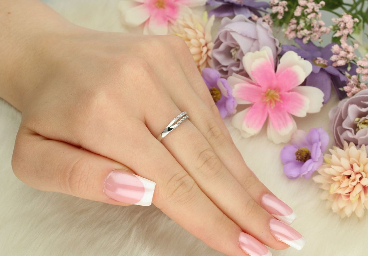 Lekki srebrny pierścionek próby 925 zdobiony cyrkoniami. Szerokość góry 3 mm, szyny 2 mm, waga 1,70 g. Model DIA-PRS-13382-925 – subtelna i elegancka biżuteria na każdy dzień.1.jpg