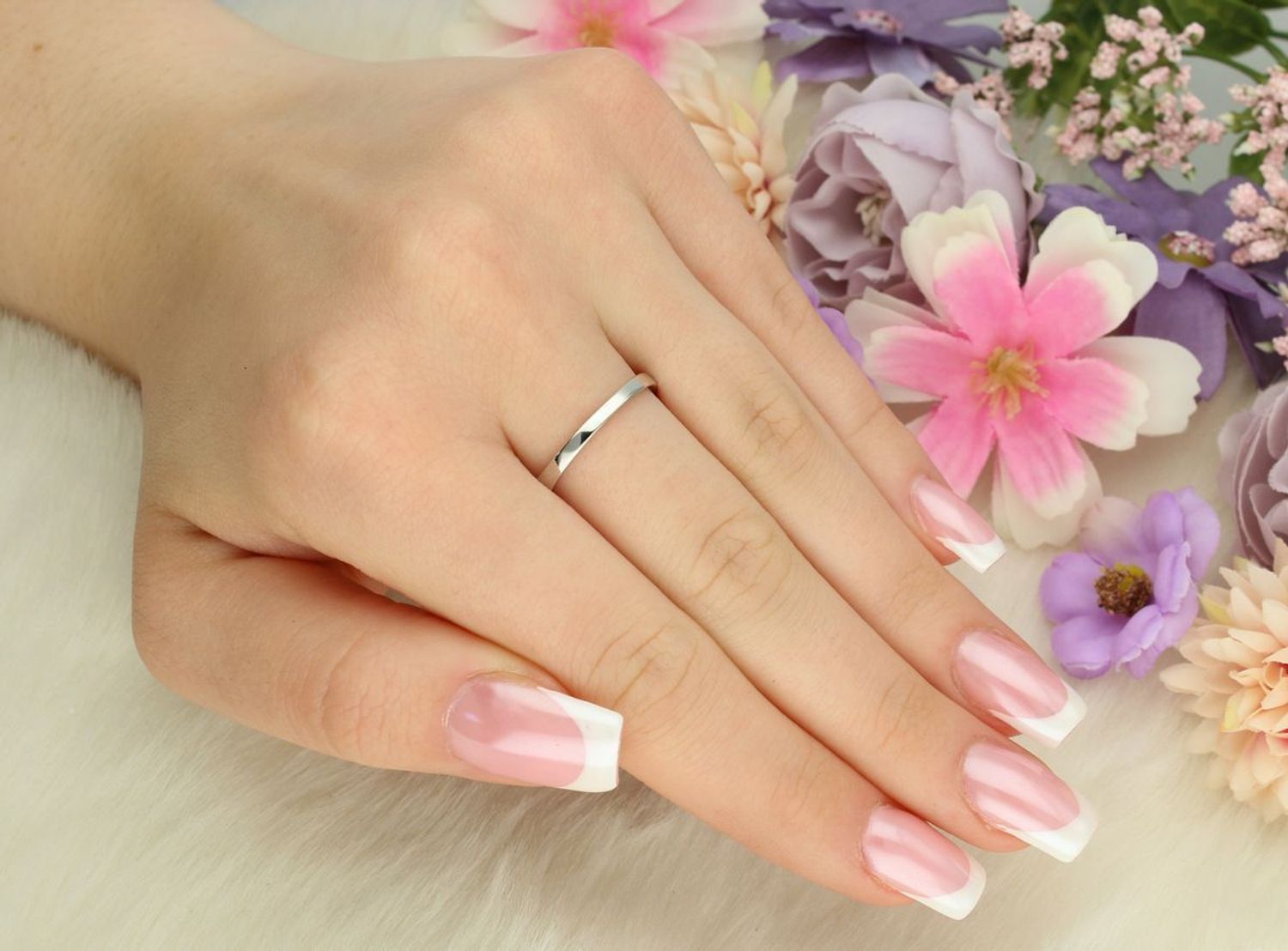 Lekki srebrny pierścionek próby 925 zdobiony cyrkoniami. Szerokość góry 3 mm, szyny 2 mm, waga 1,70 g. Model DIA-PRS-13382-925 – subtelna i elegancka biżuteria na każdy dzień.1.jpg