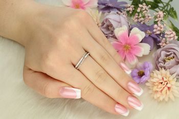 Lekki srebrny pierścionek próby 925 zdobiony cyrkoniami. Szerokość góry 3 mm, szyny 2 mm, waga 1,70 g. Model DIA-PRS-13382-925 – subtelna i elegancka biżuteria na każdy dzień.2.jpg