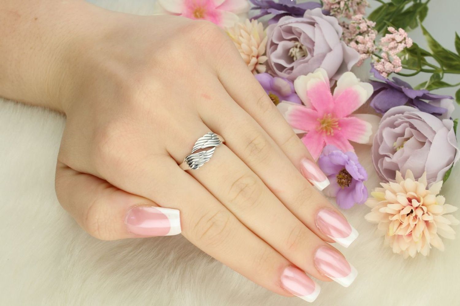 Pierścionek srebrny 925 DIA-PRS-13383-925 z motywem dwóch piórek, element ozdobny 1,5 × 0,9 cm, szerokość szyny 2 mm, waga 2,60 g. Symboliczna i stylowa biżuteria dla kobiet.1.jpg