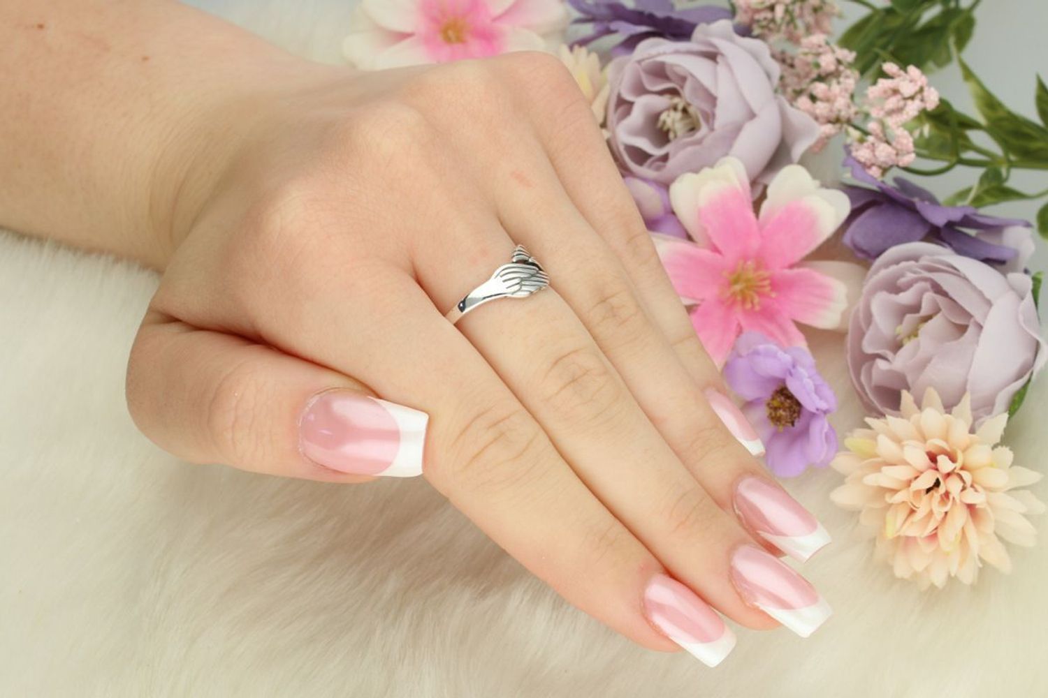 Pierścionek srebrny 925 DIA-PRS-13383-925 z motywem dwóch piórek, element ozdobny 1,5 × 0,9 cm, szerokość szyny 2 mm, waga 2,60 g. Symboliczna i stylowa biżuteria dla kobiet.1.jpg