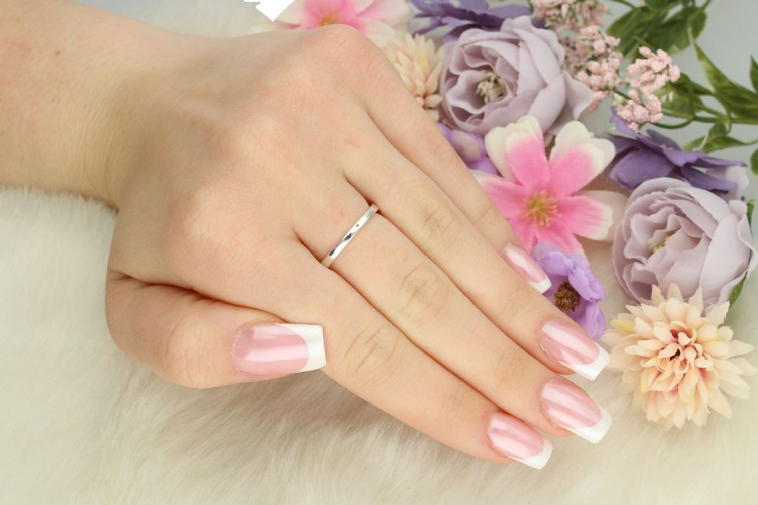 Pierścionek srebrny 925 DIA-PRS-13383-925 z motywem dwóch piórek, element ozdobny 1,5 × 0,9 cm, szerokość szyny 2 mm, waga 2,60 g. Symboliczna i stylowa biżuteria dla kobiet.1.jpg