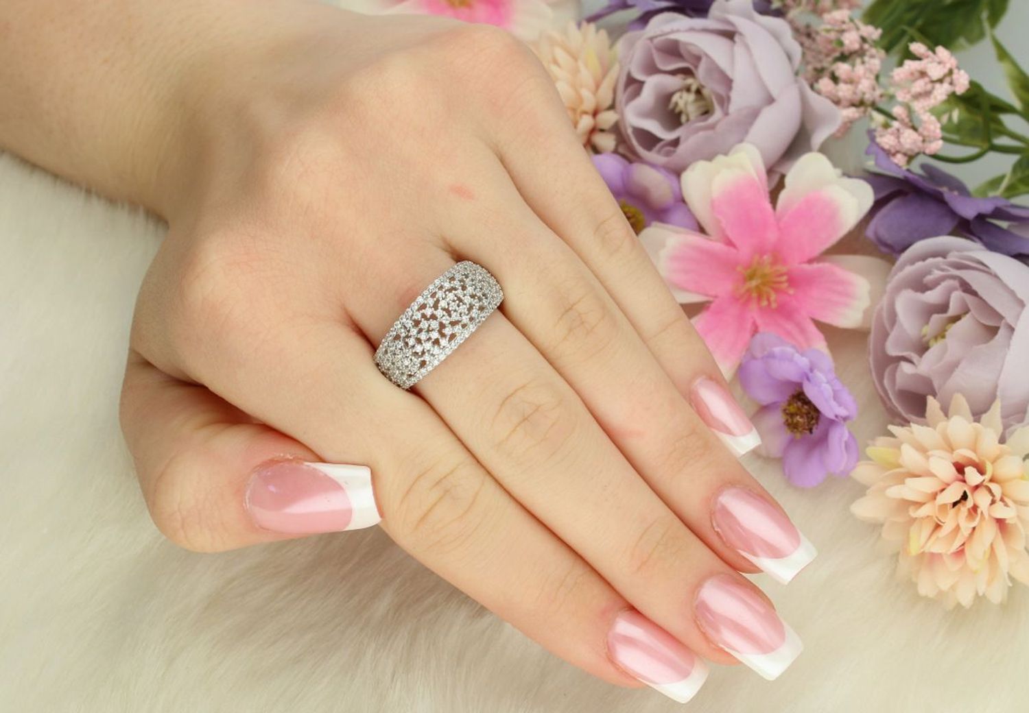 Srebrny pierścionek damski 925 DIA-PRS-13384-925 z białymi cyrkoniami. Szerokość górnej części 1,0 cm, szyna 4 mm, waga 3,10 g. Klasyczna elegancja i subtelny blask.1.jpg