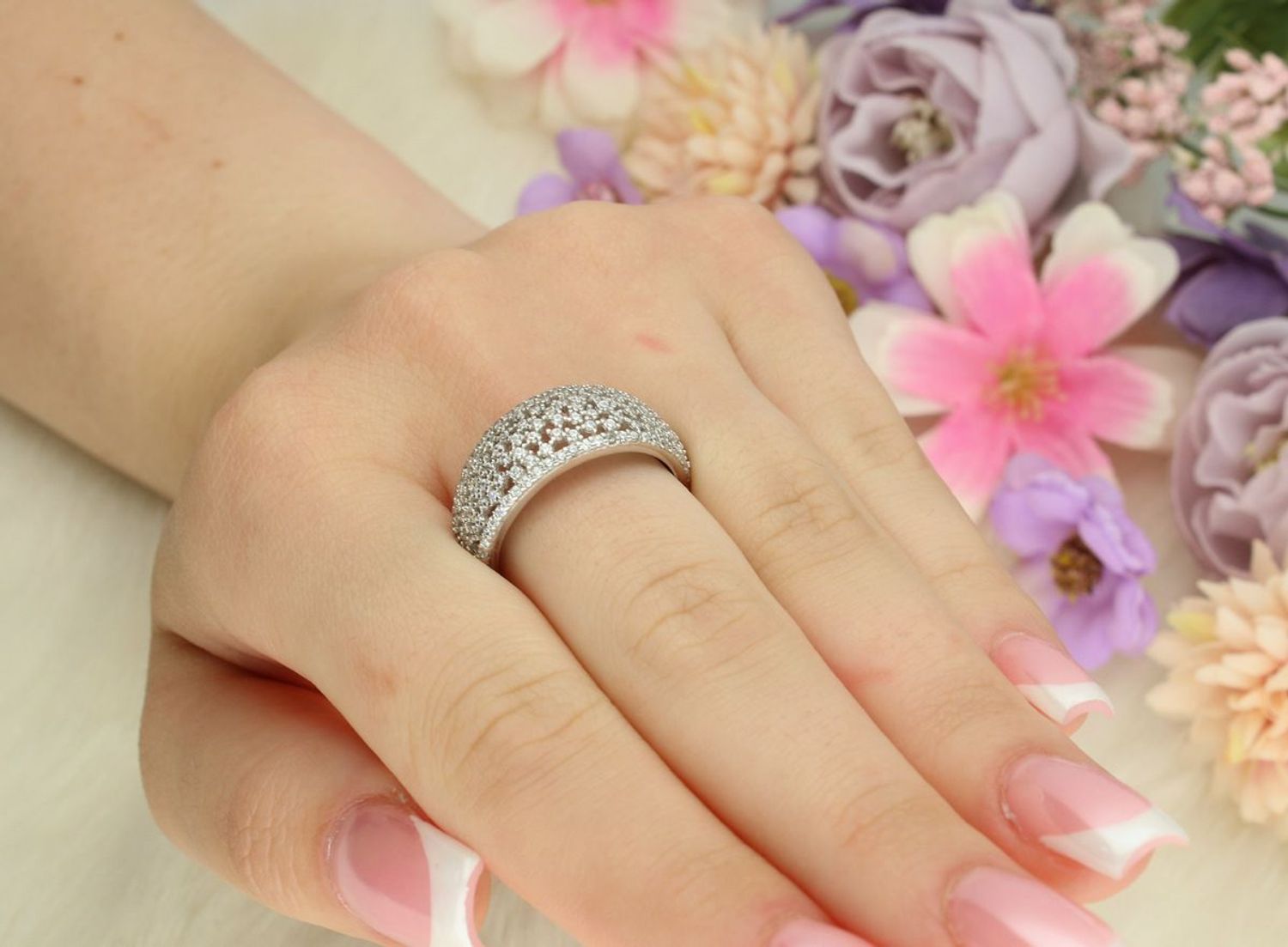 Srebrny pierścionek damski 925 DIA-PRS-13384-925 z białymi cyrkoniami. Szerokość górnej części 1,0 cm, szyna 4 mm, waga 3,10 g. Klasyczna elegancja i subtelny blask.1.jpg