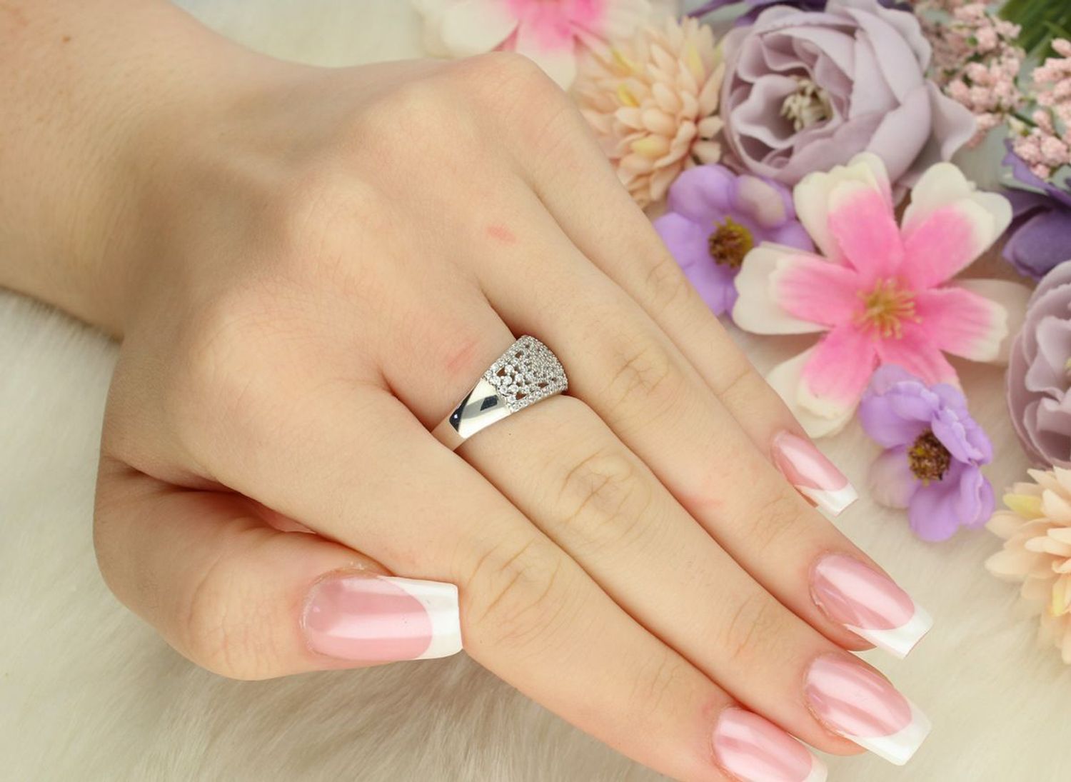 Srebrny pierścionek damski 925 DIA-PRS-13384-925 z białymi cyrkoniami. Szerokość górnej części 1,0 cm, szyna 4 mm, waga 3,10 g. Klasyczna elegancja i subtelny blask.1.jpg