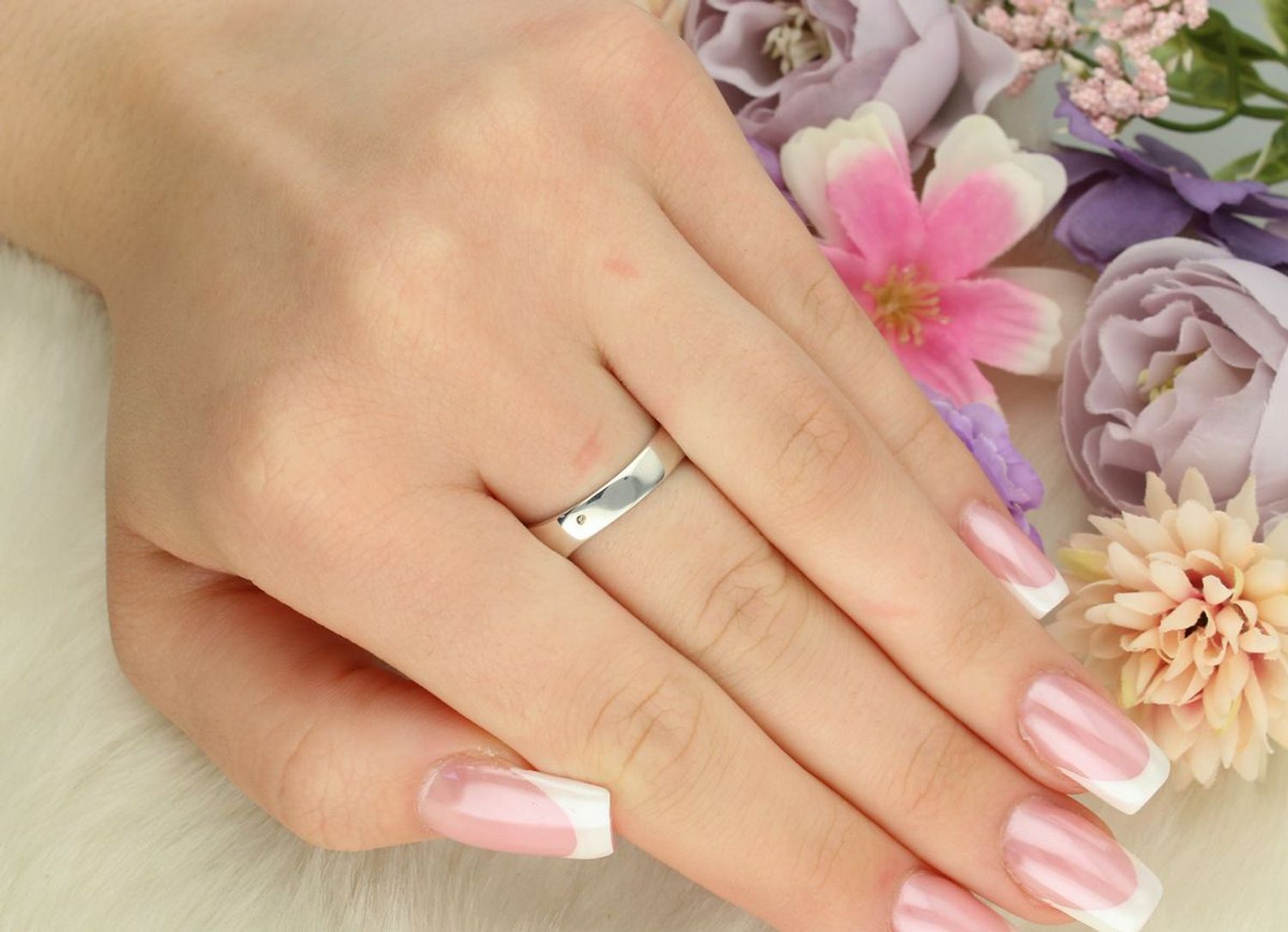 Srebrny pierścionek damski 925 DIA-PRS-13384-925 z białymi cyrkoniami. Szerokość górnej części 1,0 cm, szyna 4 mm, waga 3,10 g. Klasyczna elegancja i subtelny blask.1.jpg