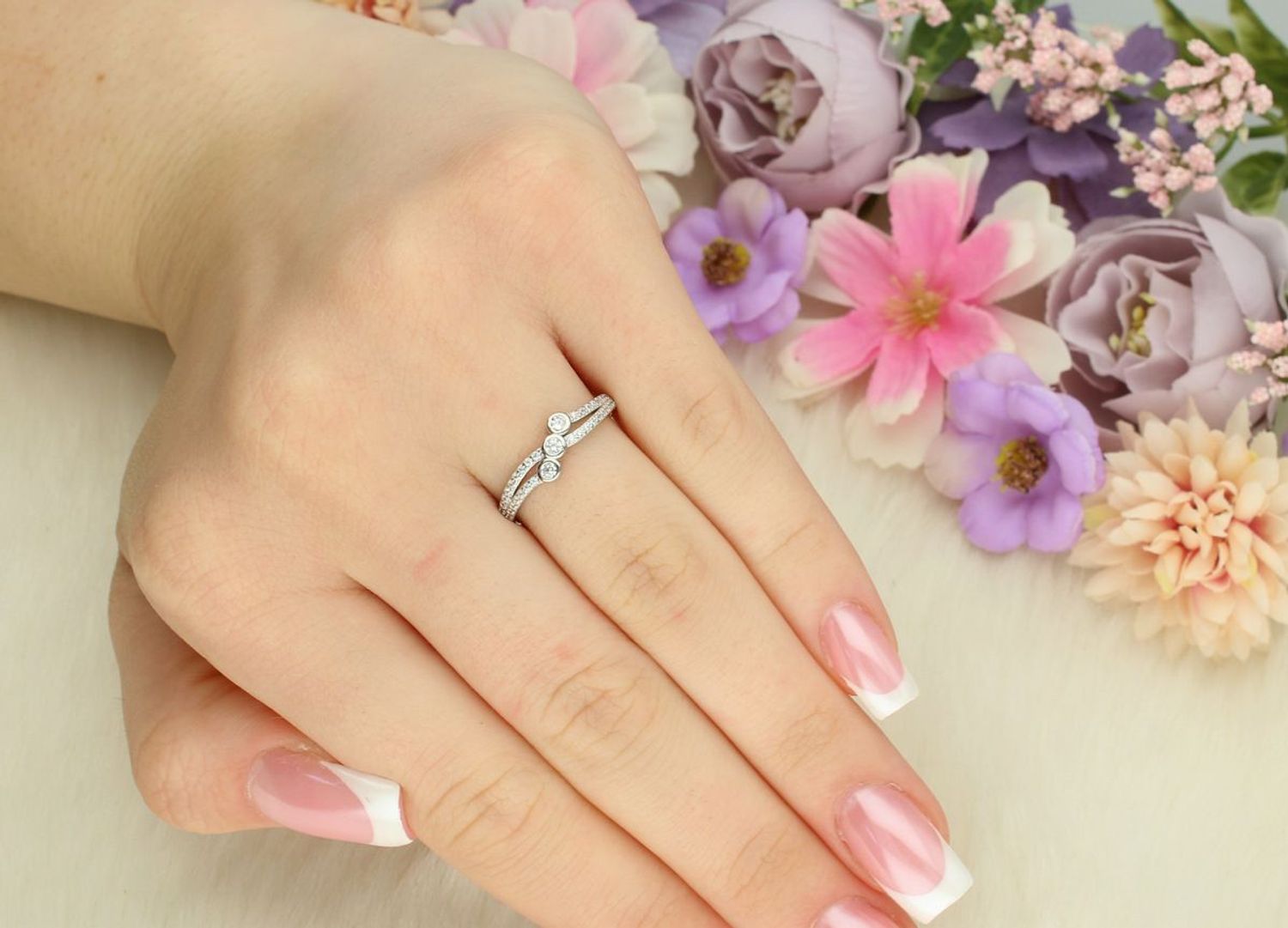 Delikatny pierścionek srebrny 925 DIA-PRS-13386-925 zdobiony cyrkoniami. Górna część 5 mm, dolna szyna 1 mm, waga 1,40 g. Lekki, kobiecy i elegancki – idealny do codziennych stylizacji.1.jpg