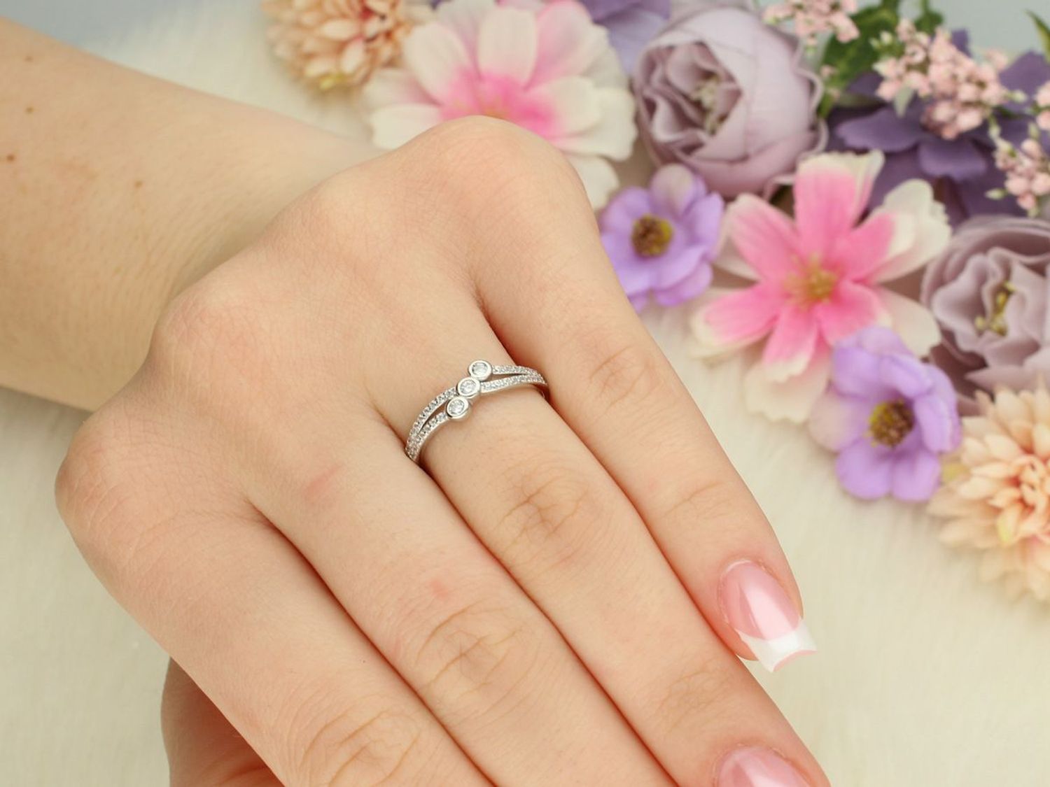 Delikatny pierścionek srebrny 925 DIA-PRS-13386-925 zdobiony cyrkoniami. Górna część 5 mm, dolna szyna 1 mm, waga 1,40 g. Lekki, kobiecy i elegancki – idealny do codziennych stylizacji.1.jpg