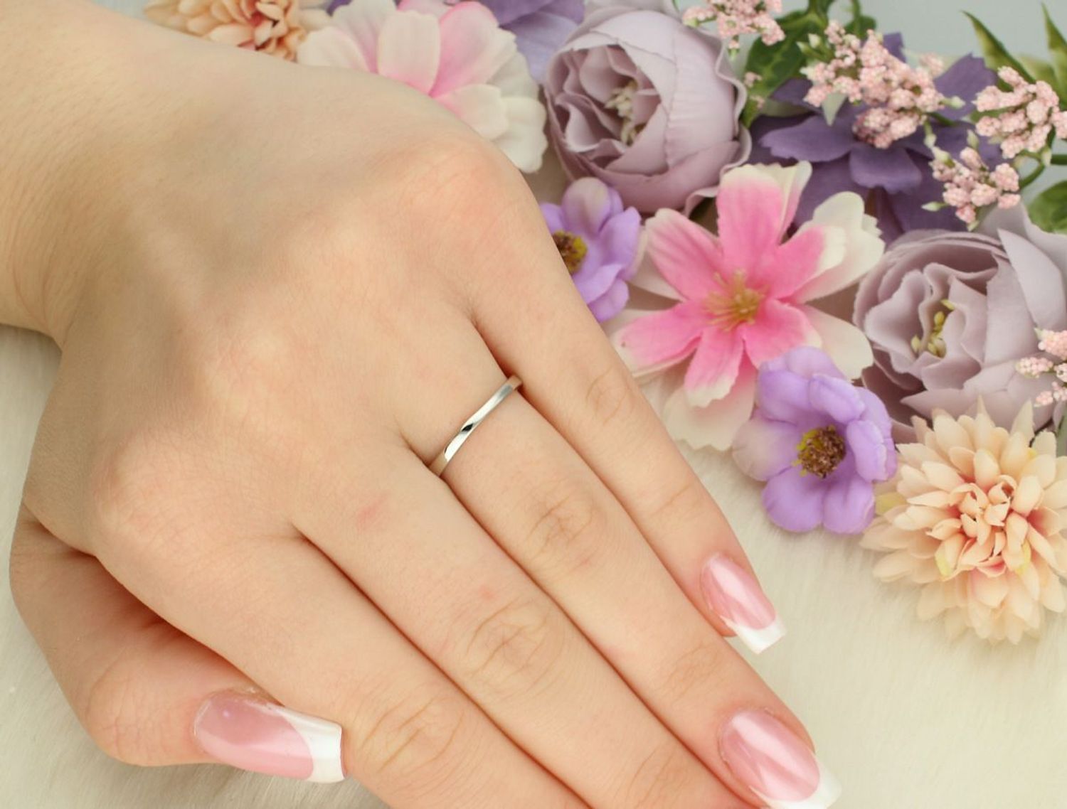 Delikatny pierścionek srebrny 925 DIA-PRS-13386-925 zdobiony cyrkoniami. Górna część 5 mm, dolna szyna 1 mm, waga 1,40 g. Lekki, kobiecy i elegancki – idealny do codziennych stylizacji.1.jpg