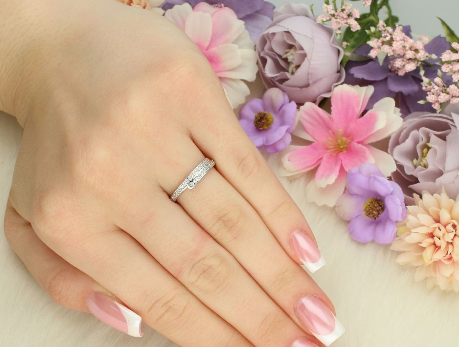 Pierścionek srebrny damski 925 DIA-PRS-13387-925 z cyrkoniami. Szerokość górnej części 4 mm, szyna 2 mm, waga 1,50 g. Lekki, stylowy i wygodny – idealny na każdą okazję.1.jpg