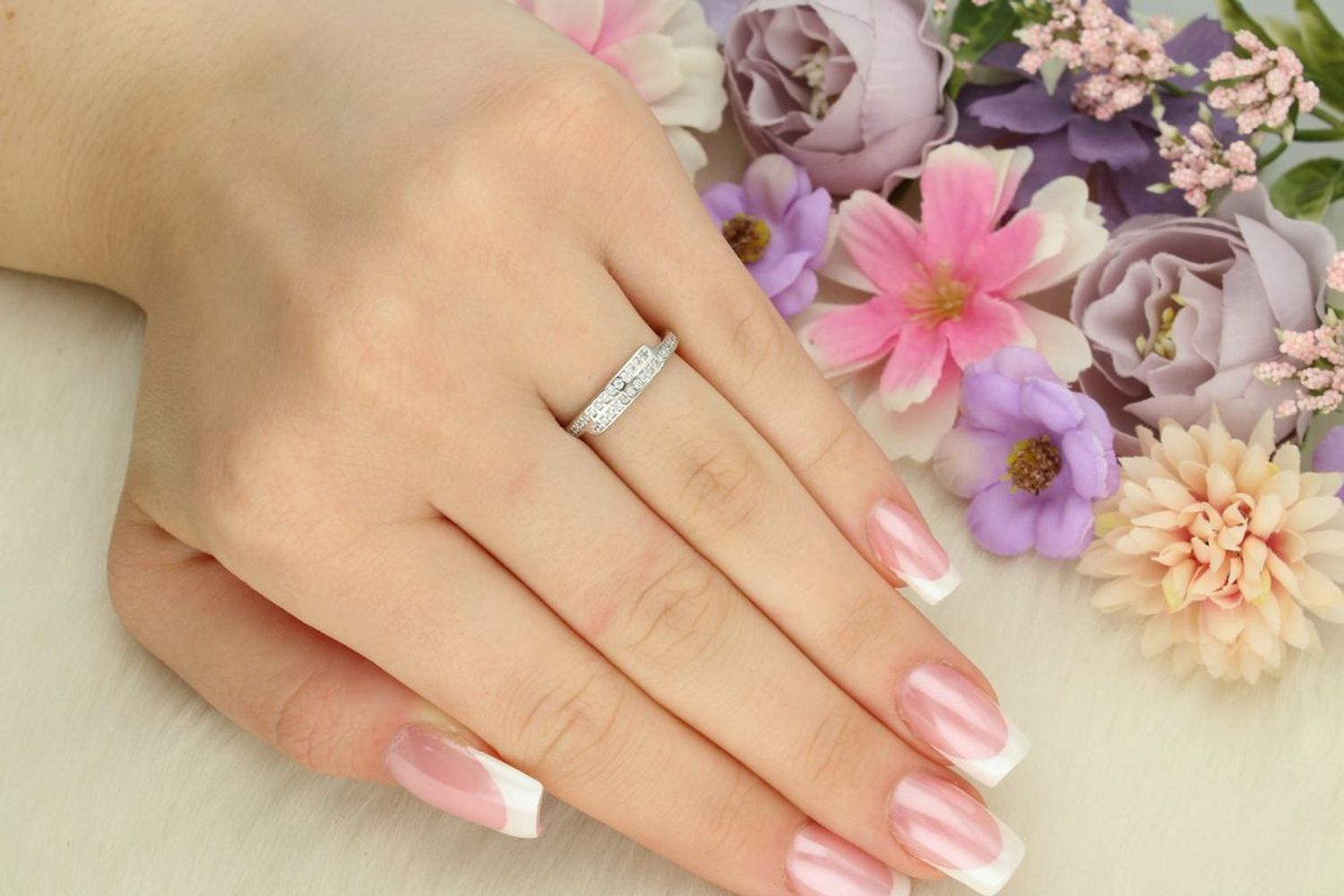 Pierścionek srebrny damski 925 DIA-PRS-13387-925 z cyrkoniami. Szerokość górnej części 4 mm, szyna 2 mm, waga 1,50 g. Lekki, stylowy i wygodny – idealny na każdą okazję.1.jpg