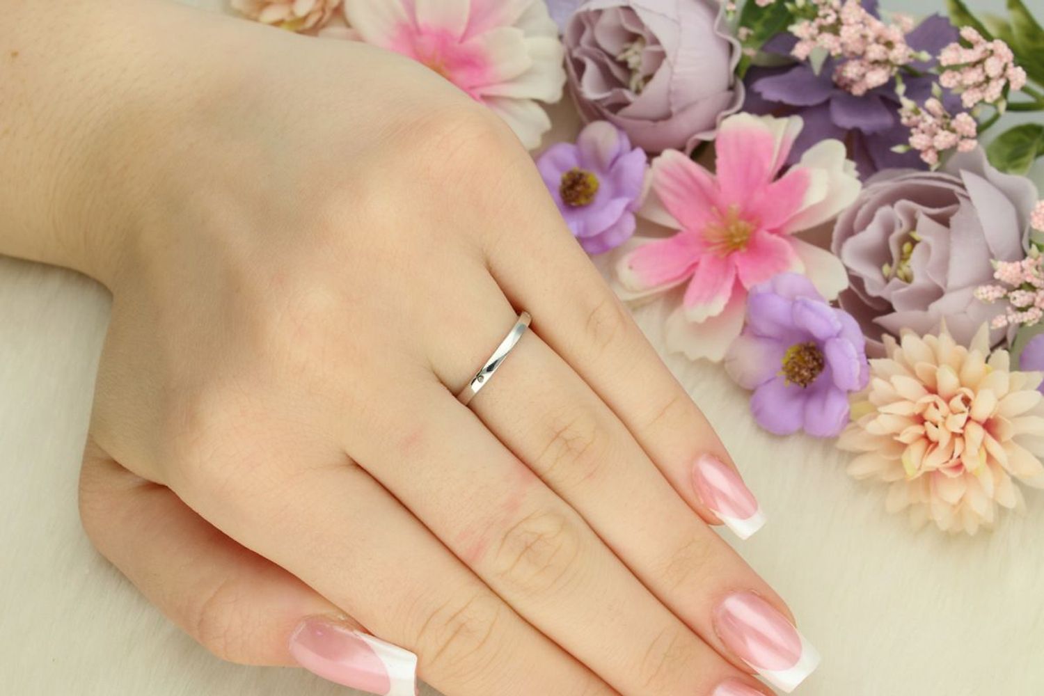 Pierścionek srebrny damski 925 DIA-PRS-13387-925 z cyrkoniami. Szerokość górnej części 4 mm, szyna 2 mm, waga 1,50 g. Lekki, stylowy i wygodny – idealny na każdą okazję.1.jpg