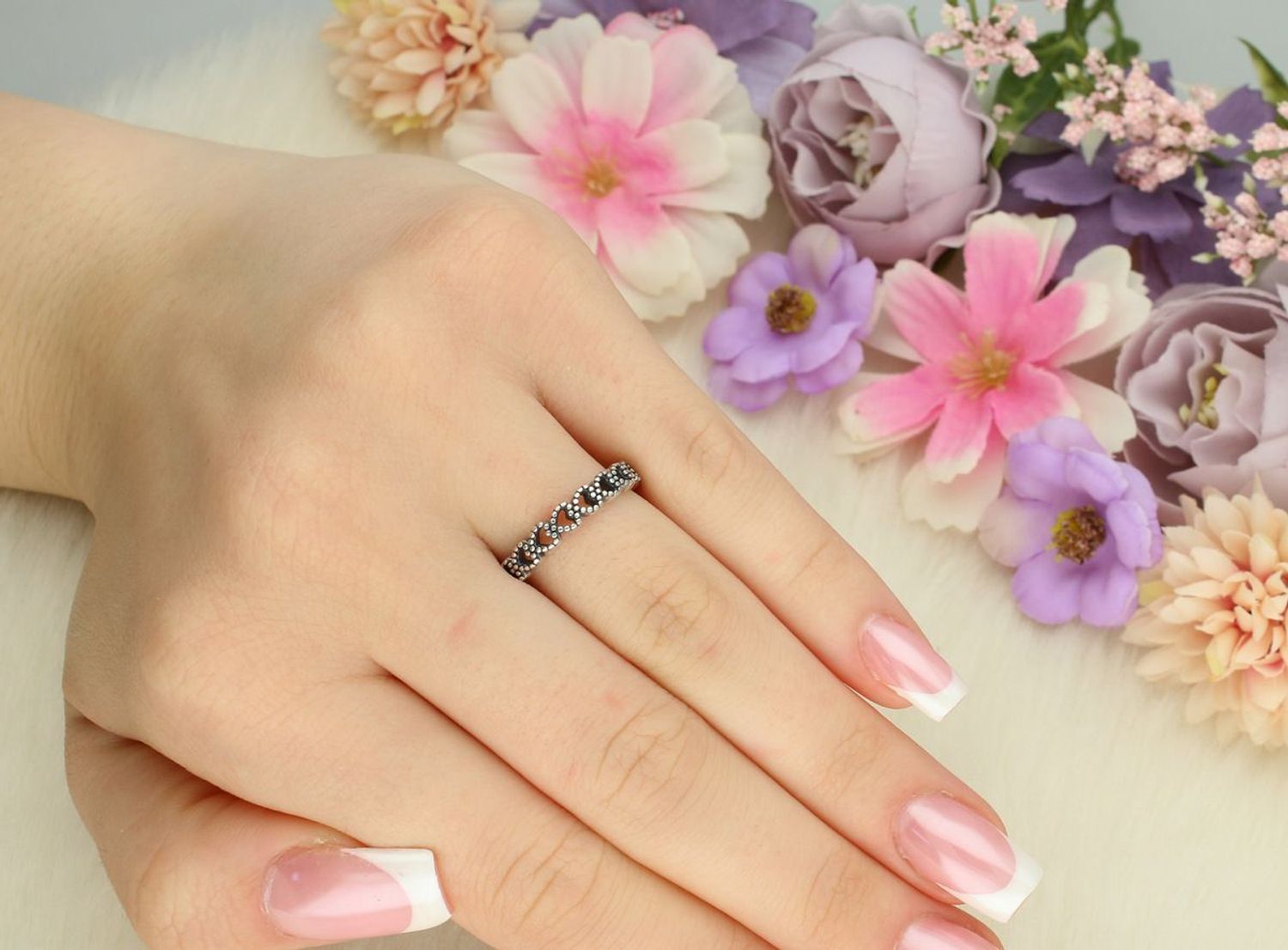 Romantyczny srebrny pierścionek damski 925 DIA-PRS-13388-925 z ażurowych serduszek. Szerokość 4 mm, waga 2,00 g. Delikatny i kobiecy dodatek – idealny na prezent z uczuciem.1.jpg