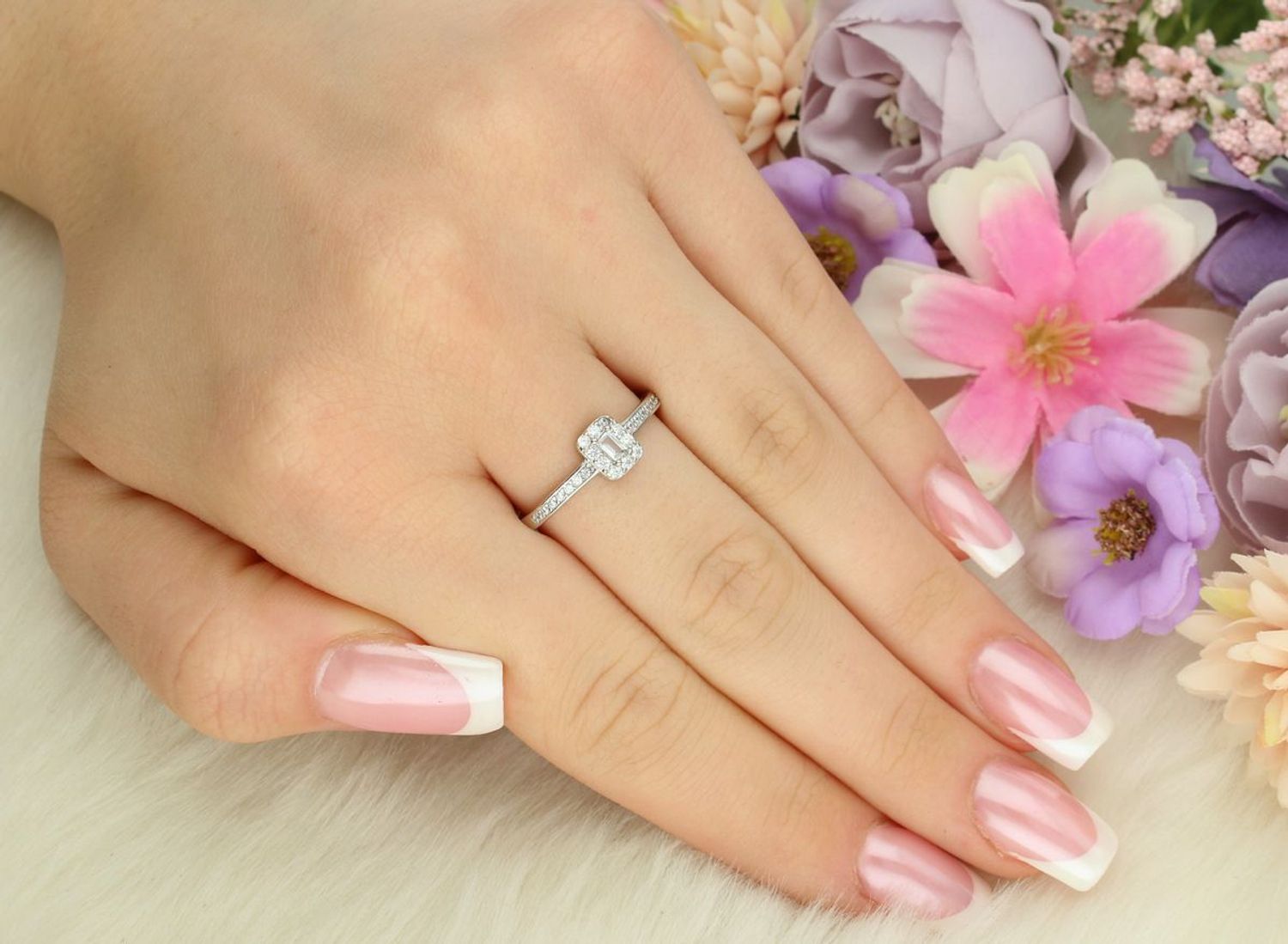 Pierścionek damski srebrny 925 DIA-PRS-13389-925 z prostokątnym elementem 6x5 mm wysadzanym cyrkoniami. Szerokość szyny 2 mm, waga 1,80 g. Subtelna i elegancka biżuteria.1.jpg