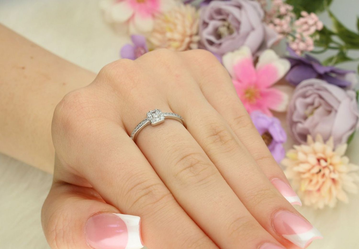 Pierścionek damski srebrny 925 DIA-PRS-13389-925 z prostokątnym elementem 6x5 mm wysadzanym cyrkoniami. Szerokość szyny 2 mm, waga 1,80 g. Subtelna i elegancka biżuteria.1.jpg