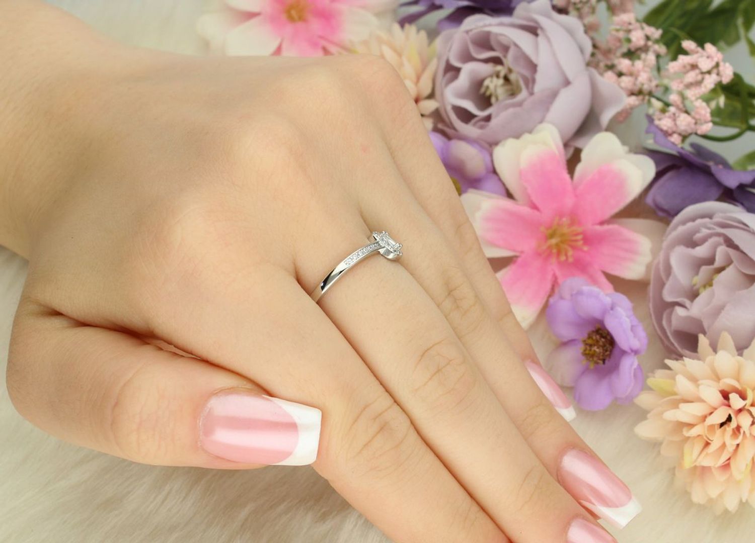 Pierścionek damski srebrny 925 DIA-PRS-13389-925 z prostokątnym elementem 6x5 mm wysadzanym cyrkoniami. Szerokość szyny 2 mm, waga 1,80 g. Subtelna i elegancka biżuteria.1.jpg