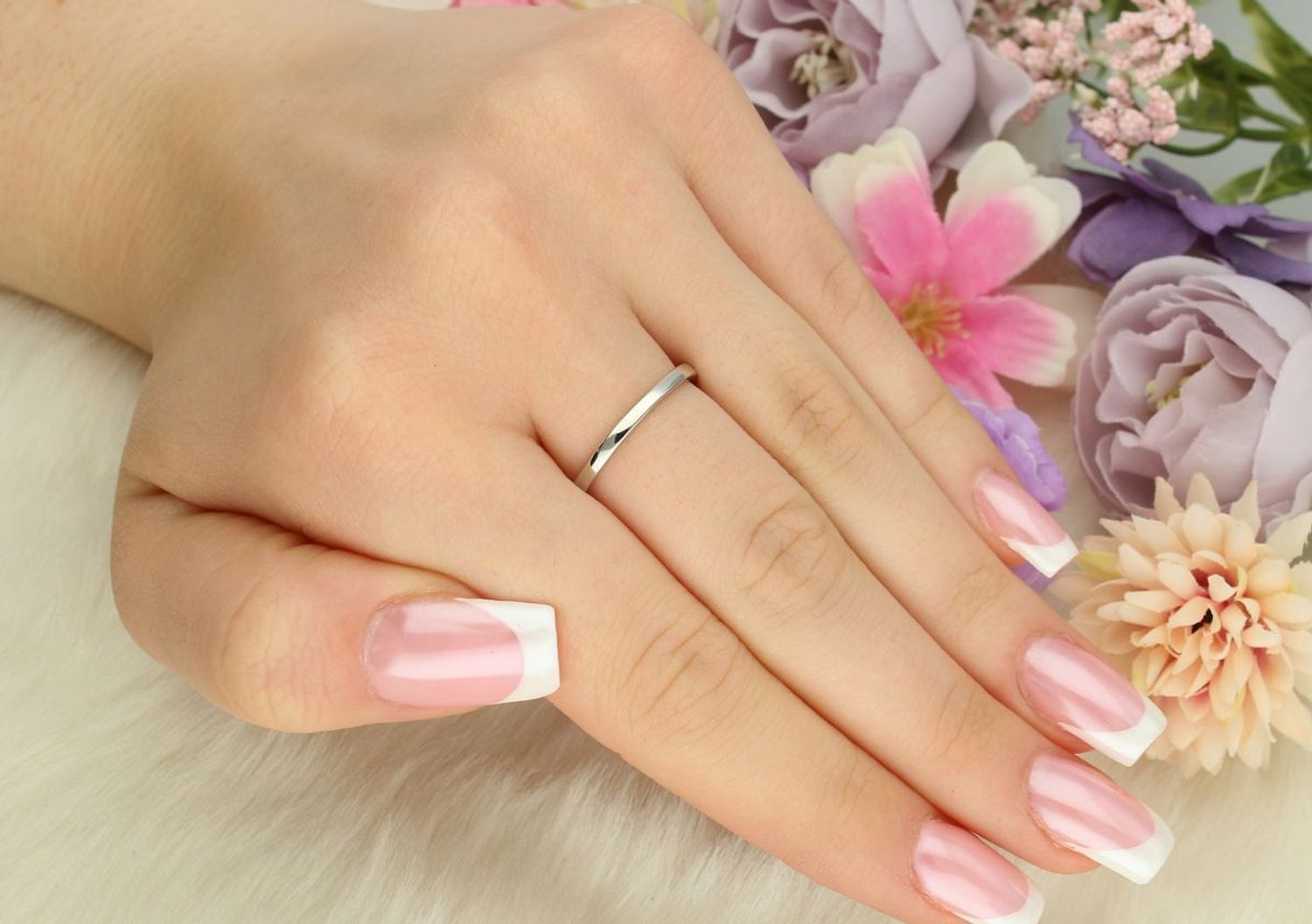 Pierścionek damski srebrny 925 DIA-PRS-13389-925 z prostokątnym elementem 6x5 mm wysadzanym cyrkoniami. Szerokość szyny 2 mm, waga 1,80 g. Subtelna i elegancka biżuteria.1.jpg