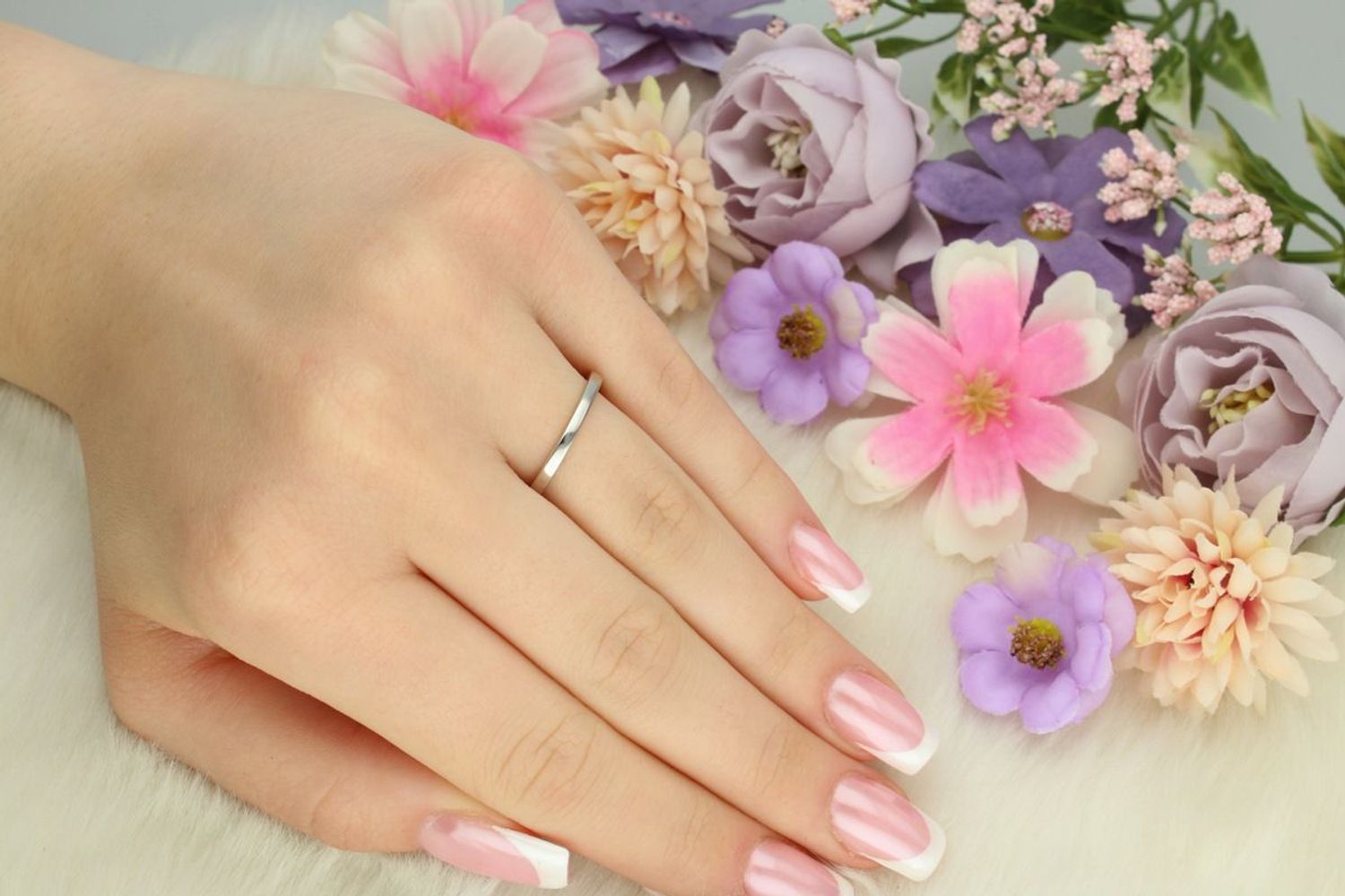 Srebrny pierścionek damski 925 DIA-PRS-13390-925 z siedmioma kwiatkami ozdobionymi cyrkoniami. Szerokość 4 mm, szyna 2 mm, waga 1,90 g. Subtelna i kobieca ozdoba dłoni.1.jpg