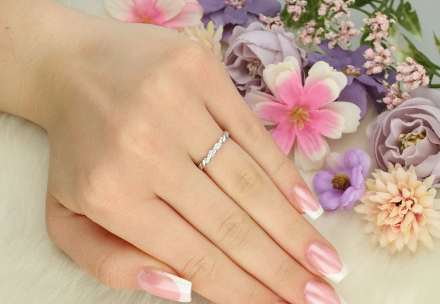 Delikatny pierścionek damski srebrny 925 DIA-PRS-13391-925 z drobnymi cyrkoniami. Szerokość 2 mm, waga 1,40 g. Subtelna i elegancka biżuteria na każdą okazję.1.jpg