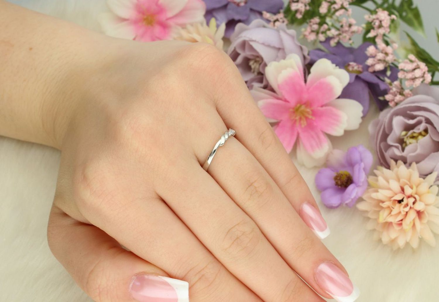 Delikatny pierścionek damski srebrny 925 DIA-PRS-13391-925 z drobnymi cyrkoniami. Szerokość 2 mm, waga 1,40 g. Subtelna i elegancka biżuteria na każdą okazję.1.jpg