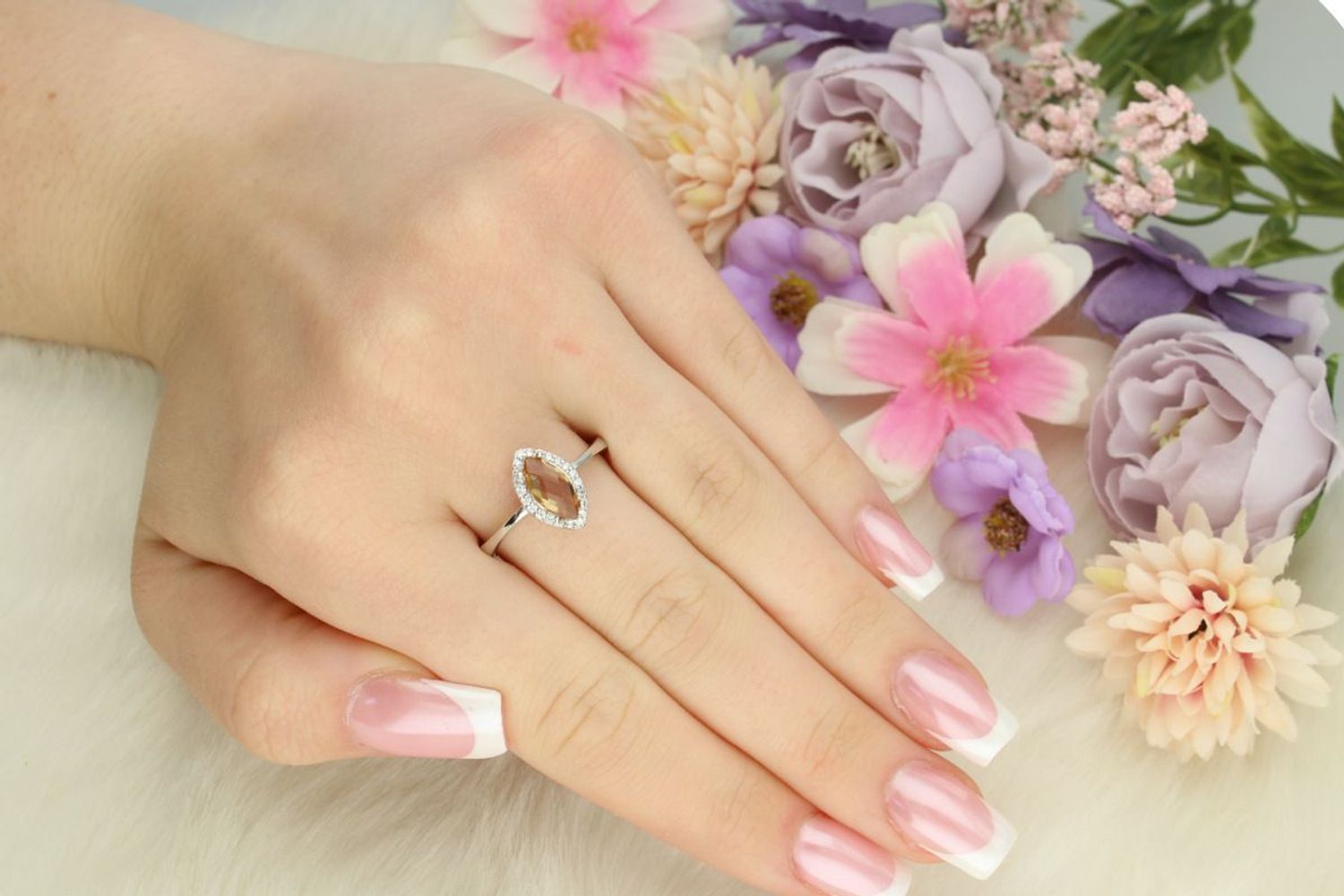 Srebrny pierścionek damski 925 DIA-PRS-13457-925 z kamieniem zultanit i białymi cyrkoniami. Ozdobny element 1,3 cm × 8 mm, szyna 3 mm, waga 3,00 g. Wyjątkowy, zmiennobarwny i elegancki.1.jpg