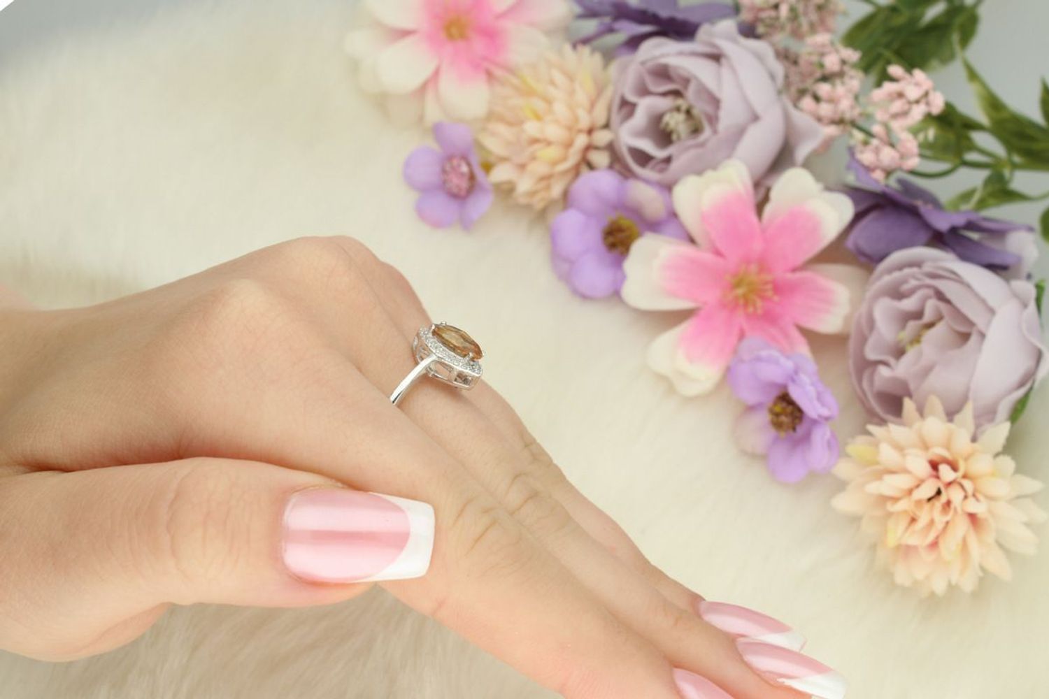 Srebrny pierścionek damski 925 DIA-PRS-13457-925 z kamieniem zultanit i białymi cyrkoniami. Ozdobny element 1,3 cm × 8 mm, szyna 3 mm, waga 3,00 g. Wyjątkowy, zmiennobarwny i elegancki.1.jpg