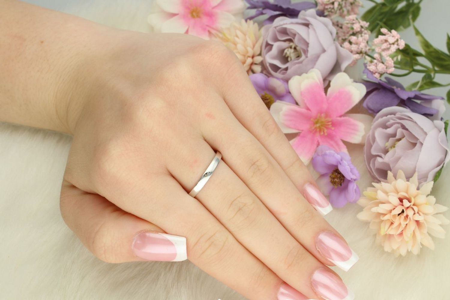 Srebrny pierścionek damski 925 DIA-PRS-13457-925 z kamieniem zultanit i białymi cyrkoniami. Ozdobny element 1,3 cm × 8 mm, szyna 3 mm, waga 3,00 g. Wyjątkowy, zmiennobarwny i elegancki.1.jpg