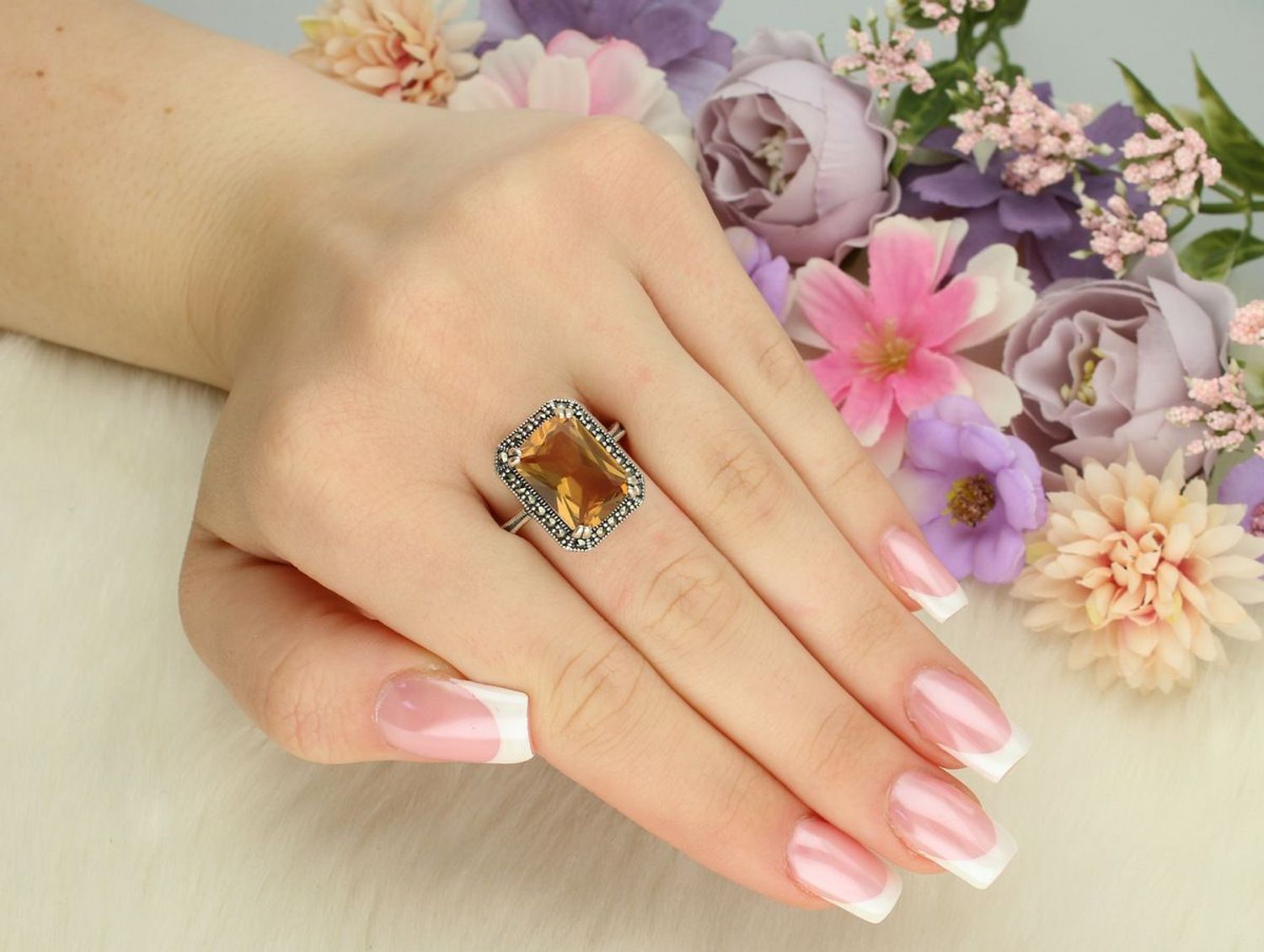 Elegancki srebrny pierścionek próby 925 z zultanitem zmieniającym kolor i markazytami. Wymiary ozdoby 1,5x1,8 cm, szerokość szyny 3 mm, waga 5,70 g. Model DIA-PRS-13459-925.1.jpg