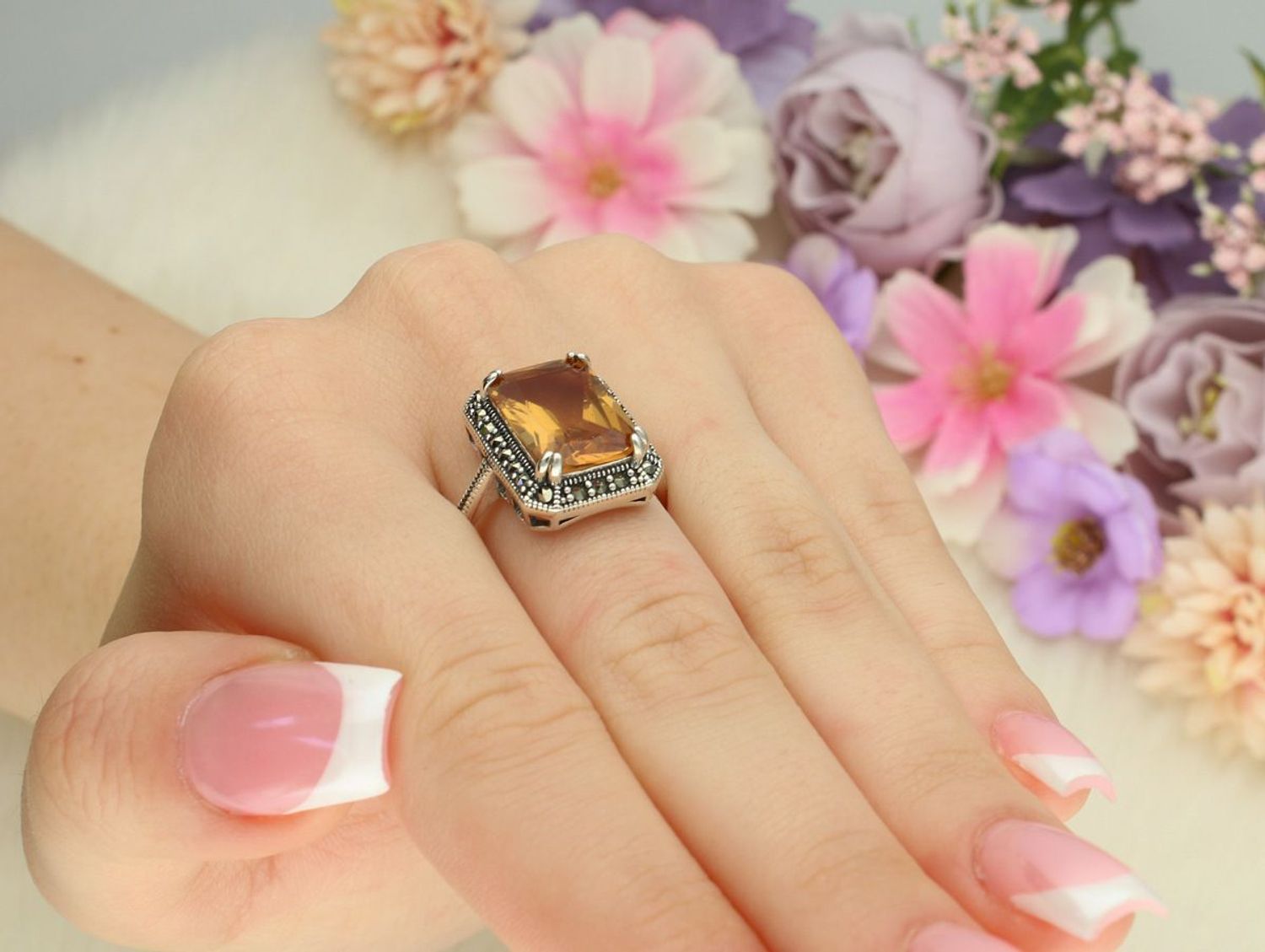 Elegancki srebrny pierścionek próby 925 z zultanitem zmieniającym kolor i markazytami. Wymiary ozdoby 1,5x1,8 cm, szerokość szyny 3 mm, waga 5,70 g. Model DIA-PRS-13459-925.1.jpg