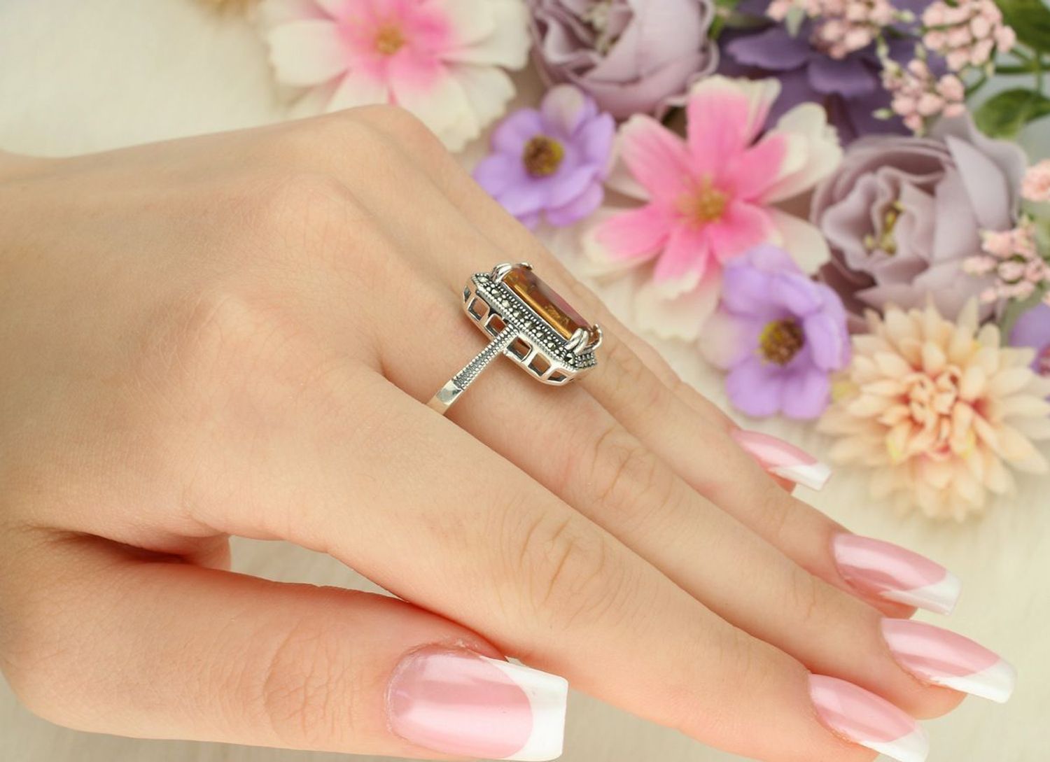 Elegancki srebrny pierścionek próby 925 z zultanitem zmieniającym kolor i markazytami. Wymiary ozdoby 1,5x1,8 cm, szerokość szyny 3 mm, waga 5,70 g. Model DIA-PRS-13459-925.1.jpg