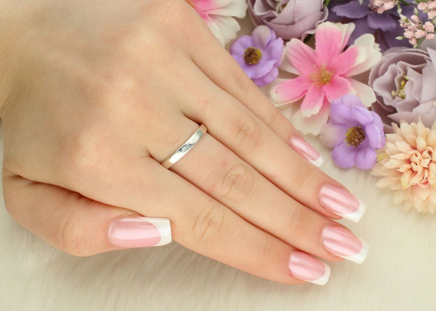 Elegancki srebrny pierścionek próby 925 z zultanitem zmieniającym kolor i markazytami. Wymiary ozdoby 1,5x1,8 cm, szerokość szyny 3 mm, waga 5,70 g. Model DIA-PRS-13459-925.1.jpg