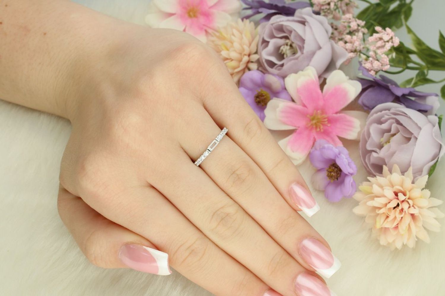 Srebrny pierścionek damski próby 925 zdobiony błyszczącymi cyrkoniami. Klasyczny i elegancki – idealny do codziennych i wieczorowych stylizacji.1.jpg