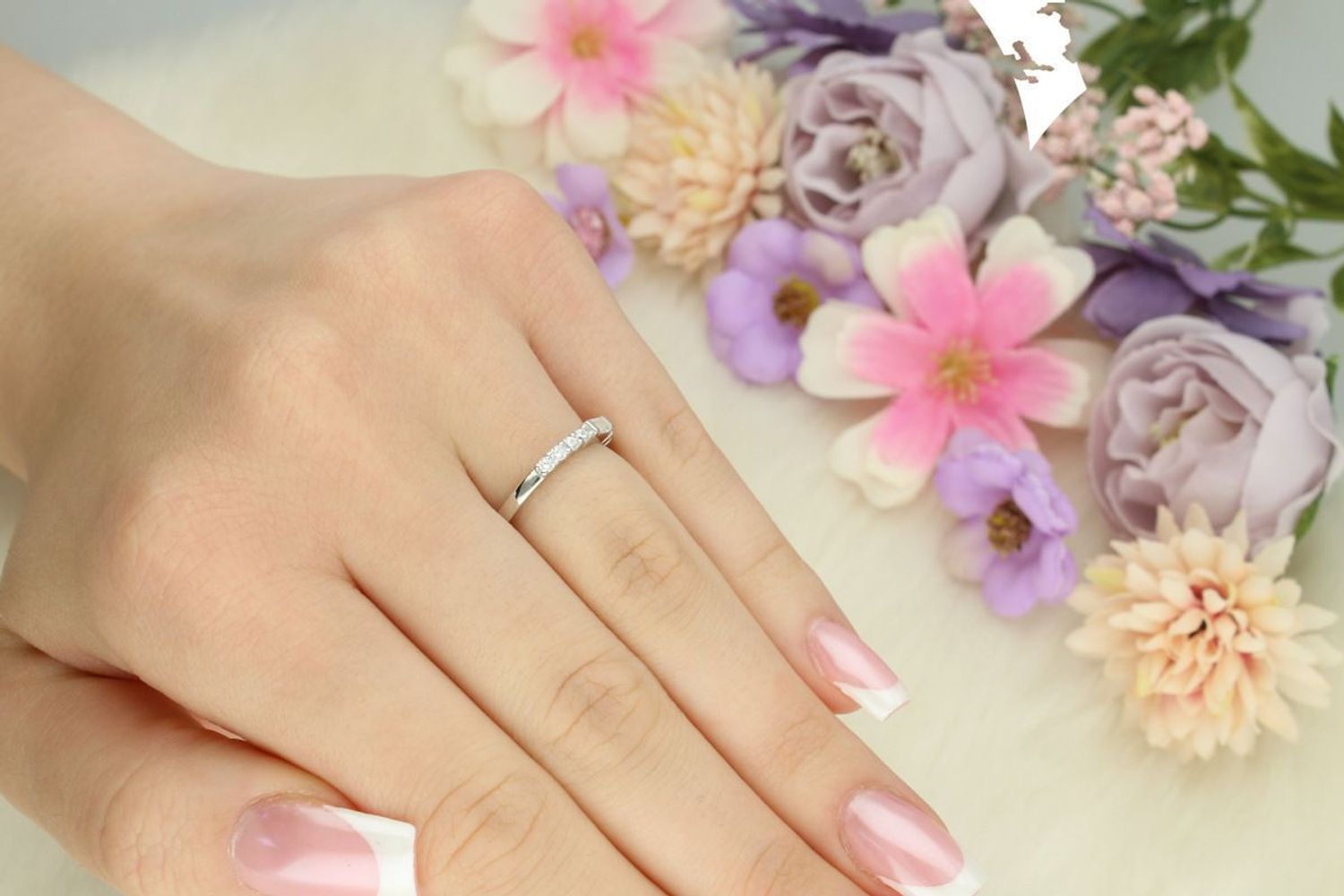 Srebrny pierścionek damski próby 925 zdobiony błyszczącymi cyrkoniami. Klasyczny i elegancki – idealny do codziennych i wieczorowych stylizacji.1.jpg