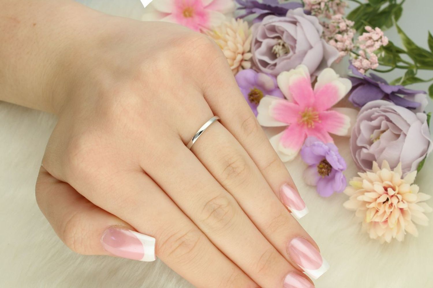 Srebrny pierścionek damski próby 925 zdobiony błyszczącymi cyrkoniami. Klasyczny i elegancki – idealny do codziennych i wieczorowych stylizacji.1.jpg