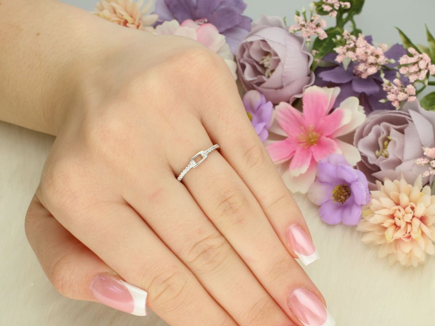 Delikatny srebrny pierścionek damski 925 DIA-PRS-13475-925 z cyrkoniami. Górna część 3 mm, szyna 2 mm, waga 1,20 g. Lekki, elegancki i idealny na prezent lub codzienne noszenie.1.jpg