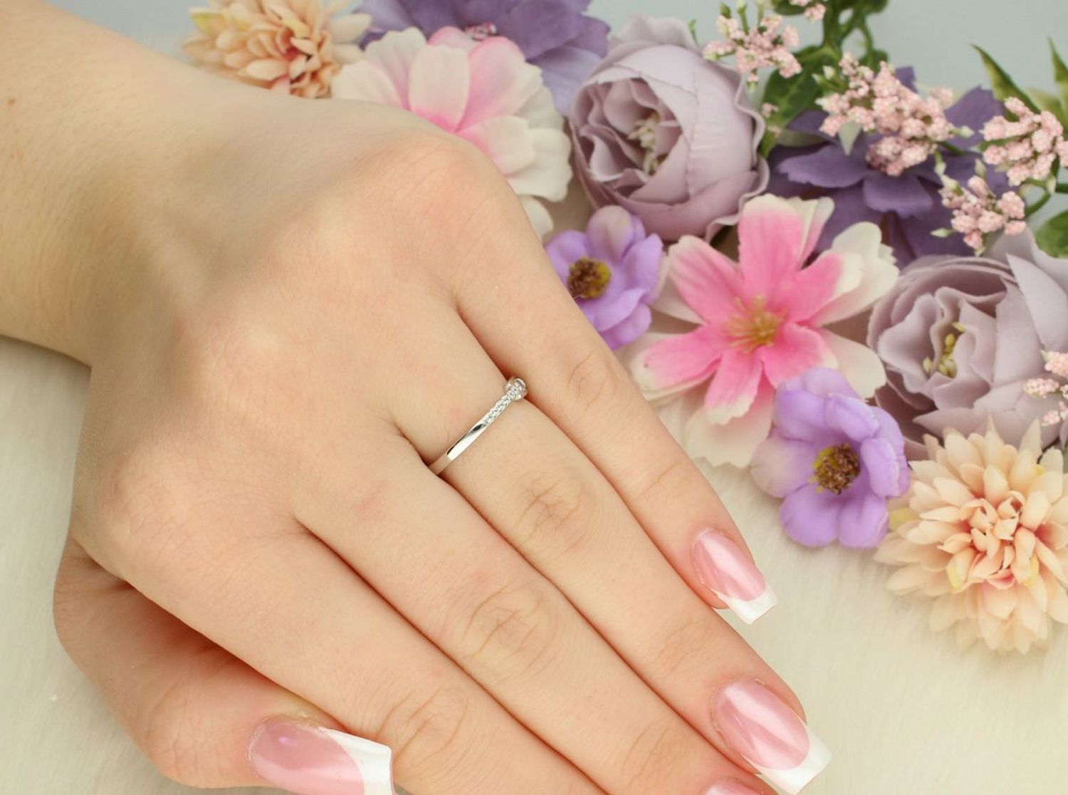 Delikatny srebrny pierścionek damski 925 DIA-PRS-13475-925 z cyrkoniami. Górna część 3 mm, szyna 2 mm, waga 1,20 g. Lekki, elegancki i idealny na prezent lub codzienne noszenie.1.jpg