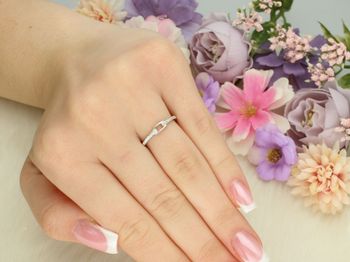 Delikatny srebrny pierścionek damski 925 DIA-PRS-13475-925 z cyrkoniami. Górna część 3 mm, szyna 2 mm, waga 1,20 g. Lekki, elegancki i idealny na prezent lub codzienne noszenie.2.jpg