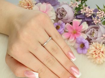 Delikatny srebrny pierścionek damski 925 DIA-PRS-13475-925 z cyrkoniami. Górna część 3 mm, szyna 2 mm, waga 1,20 g. Lekki, elegancki i idealny na prezent lub codzienne noszenie.3.jpg