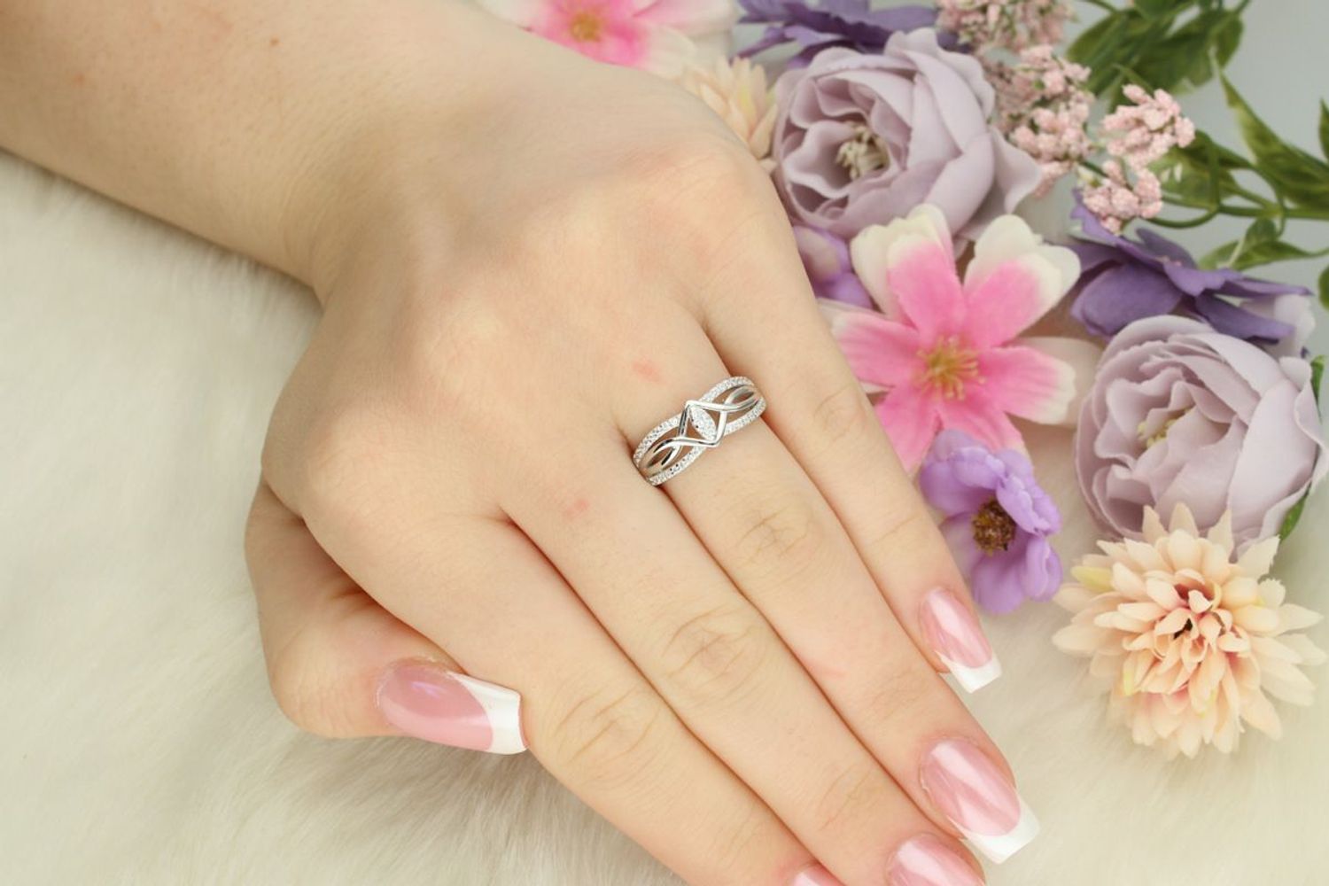 Pierścionek srebrny 925 DIA-PRS-13476-925 zdobiony cyrkoniami, szerokość góry 6 mm, dolna szyna 1 mm, waga 2,60 g. Subtelna i elegancka biżuteria na każdą okazję.1.jpg