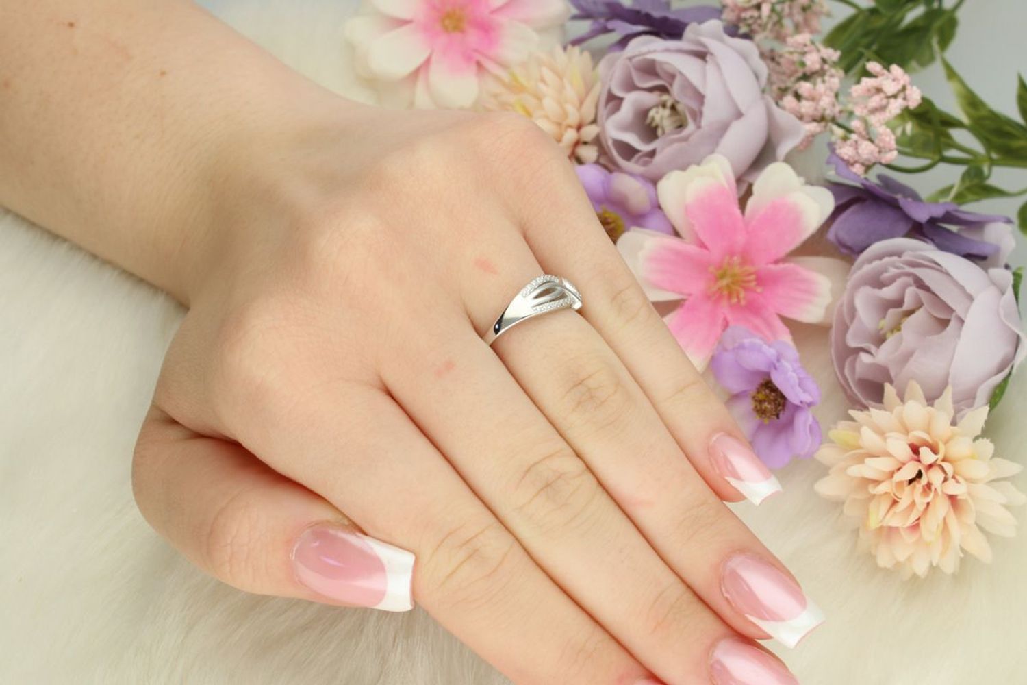 Pierścionek srebrny 925 DIA-PRS-13476-925 zdobiony cyrkoniami, szerokość góry 6 mm, dolna szyna 1 mm, waga 2,60 g. Subtelna i elegancka biżuteria na każdą okazję.1.jpg