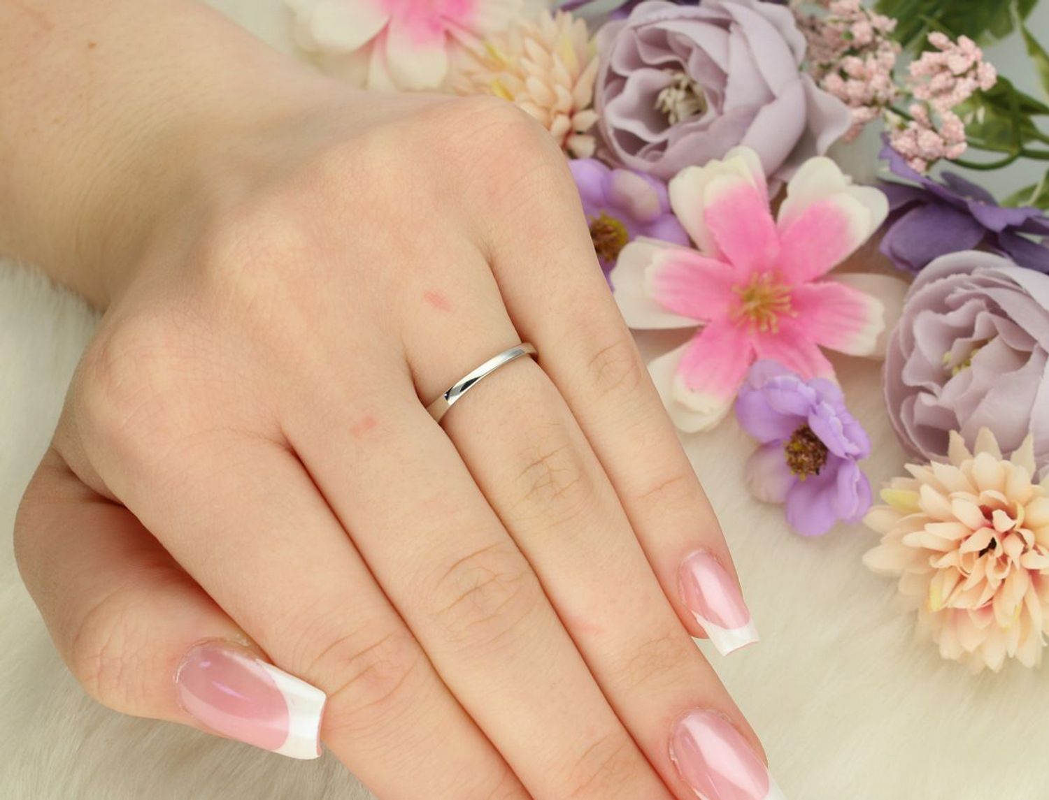 Pierścionek srebrny 925 DIA-PRS-13476-925 zdobiony cyrkoniami, szerokość góry 6 mm, dolna szyna 1 mm, waga 2,60 g. Subtelna i elegancka biżuteria na każdą okazję.1.jpg