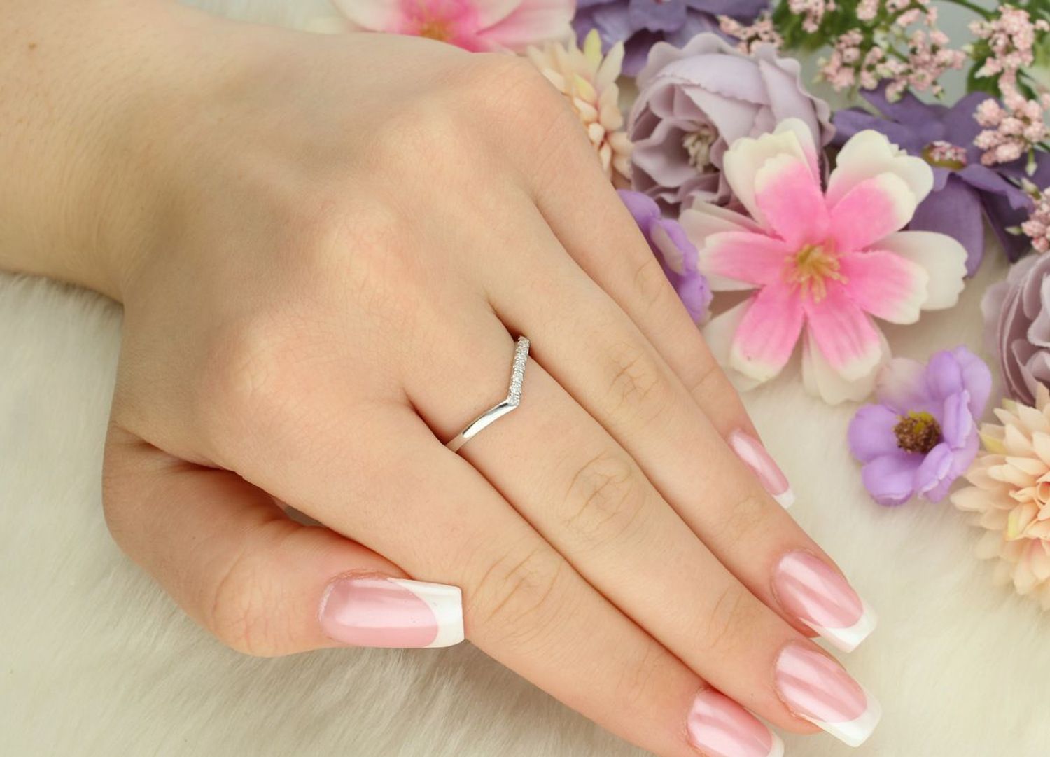 Delikatny srebrny pierścionek próby 925 zdobiony cyrkoniami po jednej stronie. Szyna 2 mm, waga 1,80 g. Model DIA-PRS-13477-925 – nowoczesna, minimalistyczna biżuteria damska.1.jpg