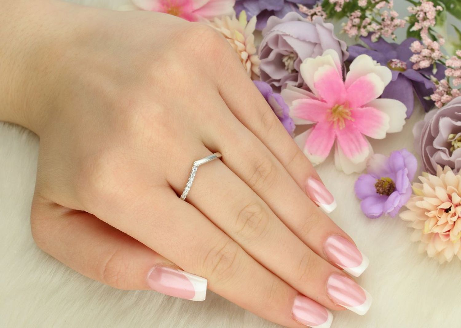 Delikatny srebrny pierścionek próby 925 zdobiony cyrkoniami po jednej stronie. Szyna 2 mm, waga 1,80 g. Model DIA-PRS-13477-925 – nowoczesna, minimalistyczna biżuteria damska.1.jpg