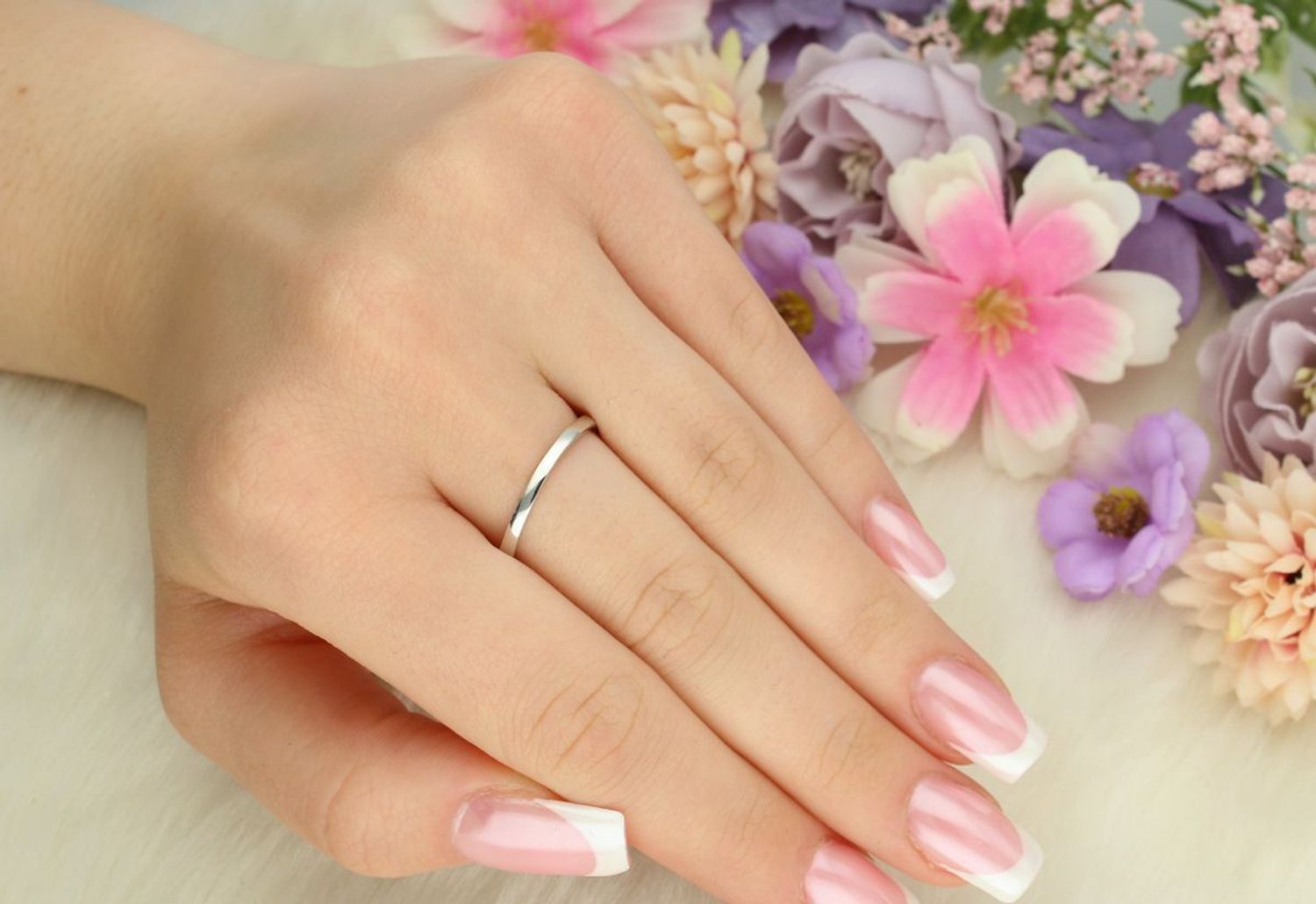 Delikatny srebrny pierścionek próby 925 zdobiony cyrkoniami po jednej stronie. Szyna 2 mm, waga 1,80 g. Model DIA-PRS-13477-925 – nowoczesna, minimalistyczna biżuteria damska.1.jpg