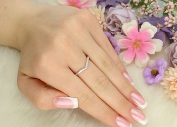 Delikatny srebrny pierścionek próby 925 zdobiony cyrkoniami po jednej stronie. Szyna 2 mm, waga 1,80 g. Model DIA-PRS-13477-925 – nowoczesna, minimalistyczna biżuteria damska.2.jpg