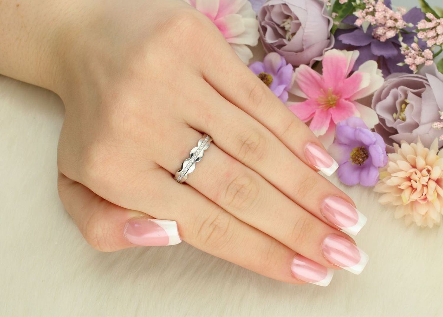 Delikatny pierścionek srebrny próby 925, zdobiony cyrkoniami. Górna szerokość 5 mm, dolna 2 mm, waga 1,80 g. Model DIA-PRS-13478-925 – kobiecy i elegancki.1.jpg